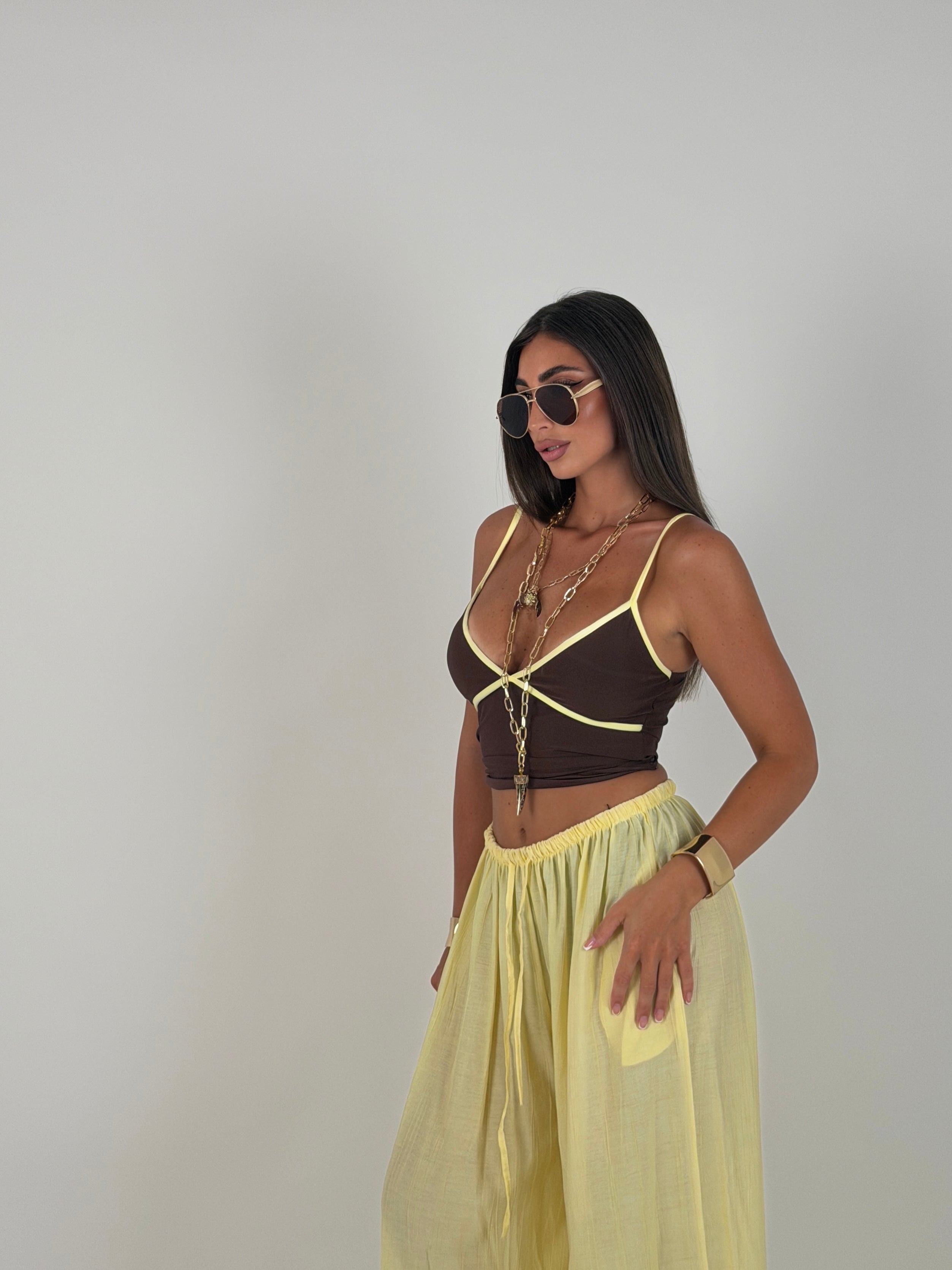 Top doppio colore con bretellina elastica e coppa