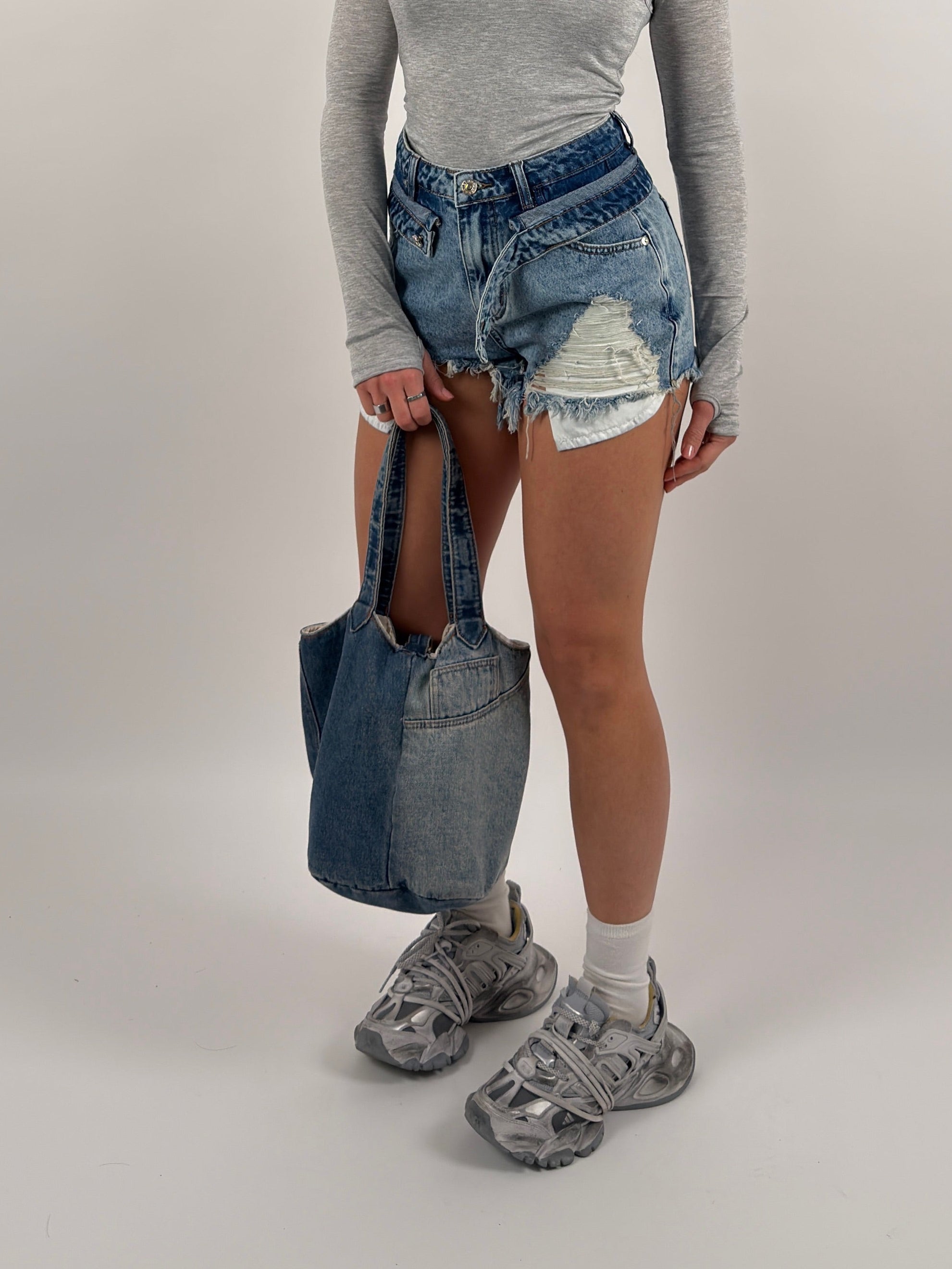 Pantaloncino in denim con doppia chiusura e strappi