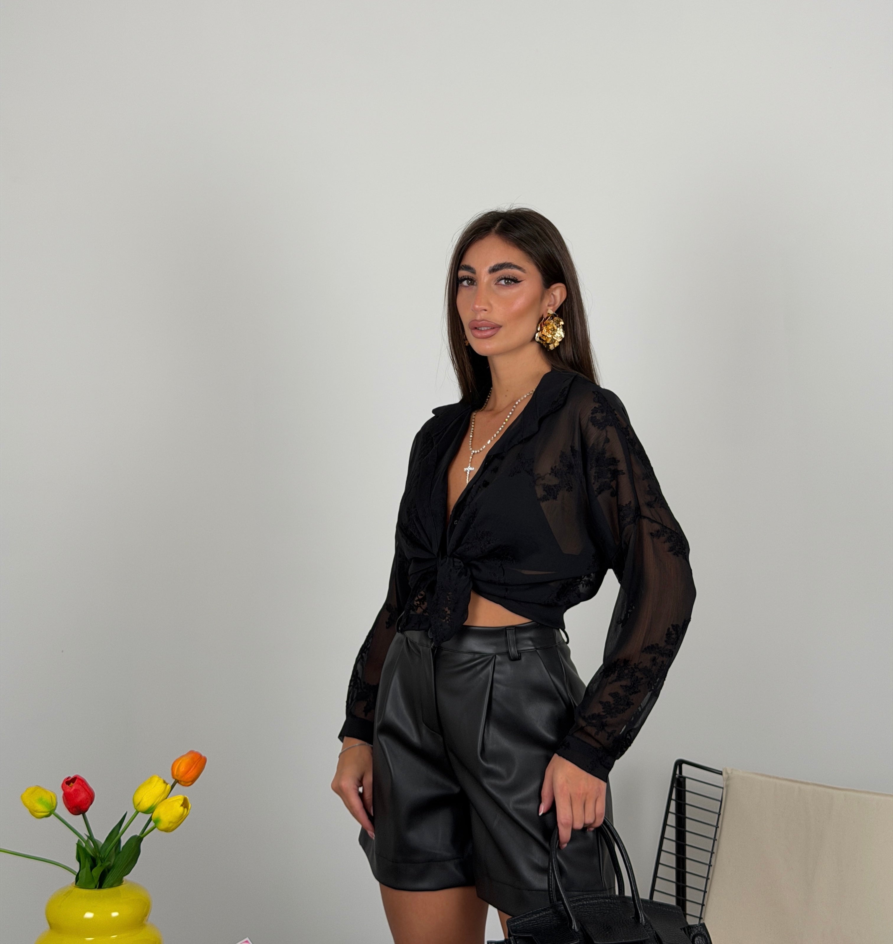Camicia semivelata con ricami