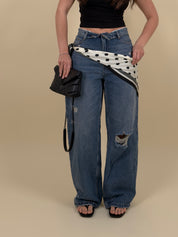 Jeans con strappi e risvolto in vita