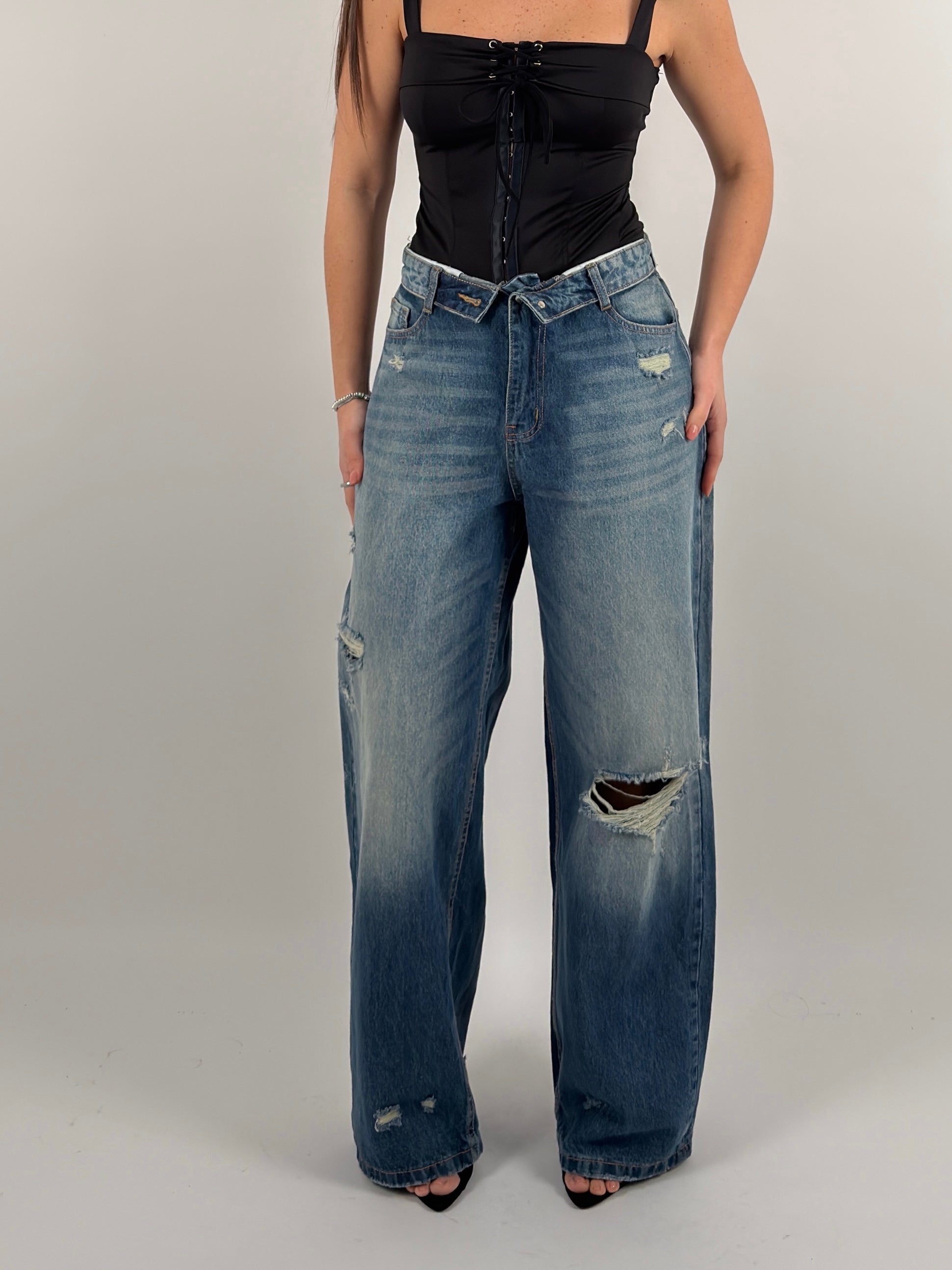 Jeans con strappi e risvolto in vita