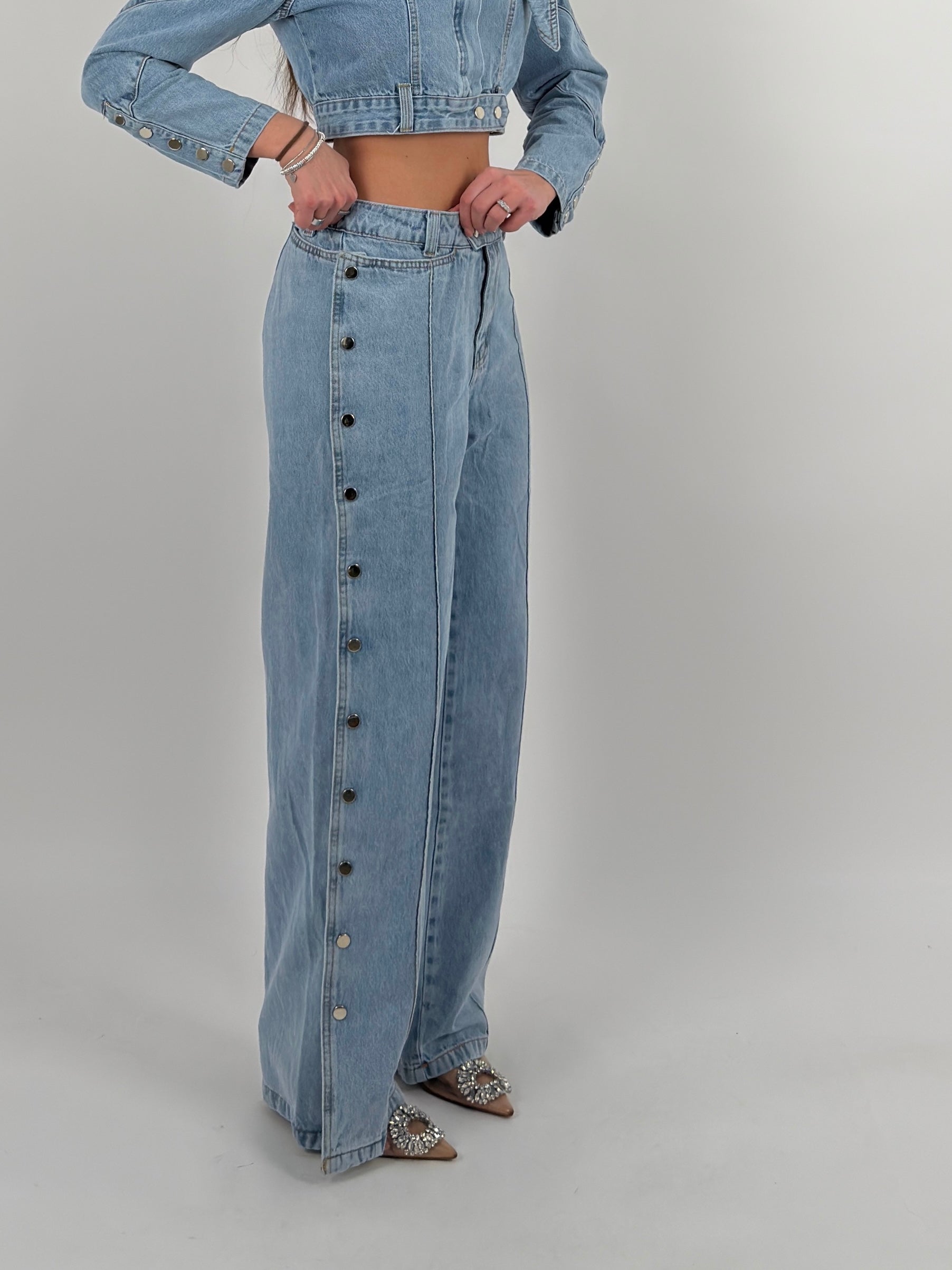 Completo denim chiaro jeans palazzo con bottoni laterali