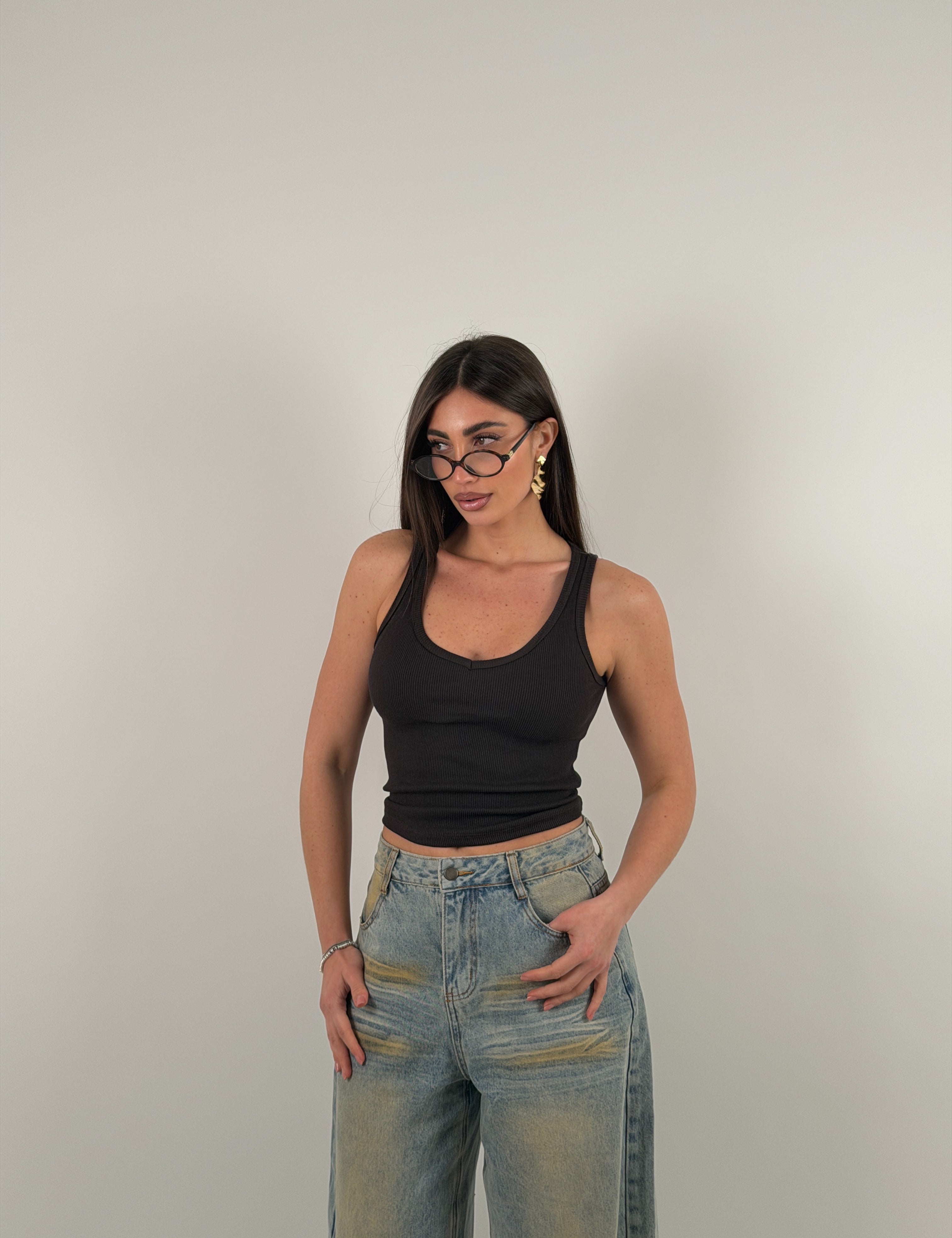 Maglia giromanica a costine con scollo a punta