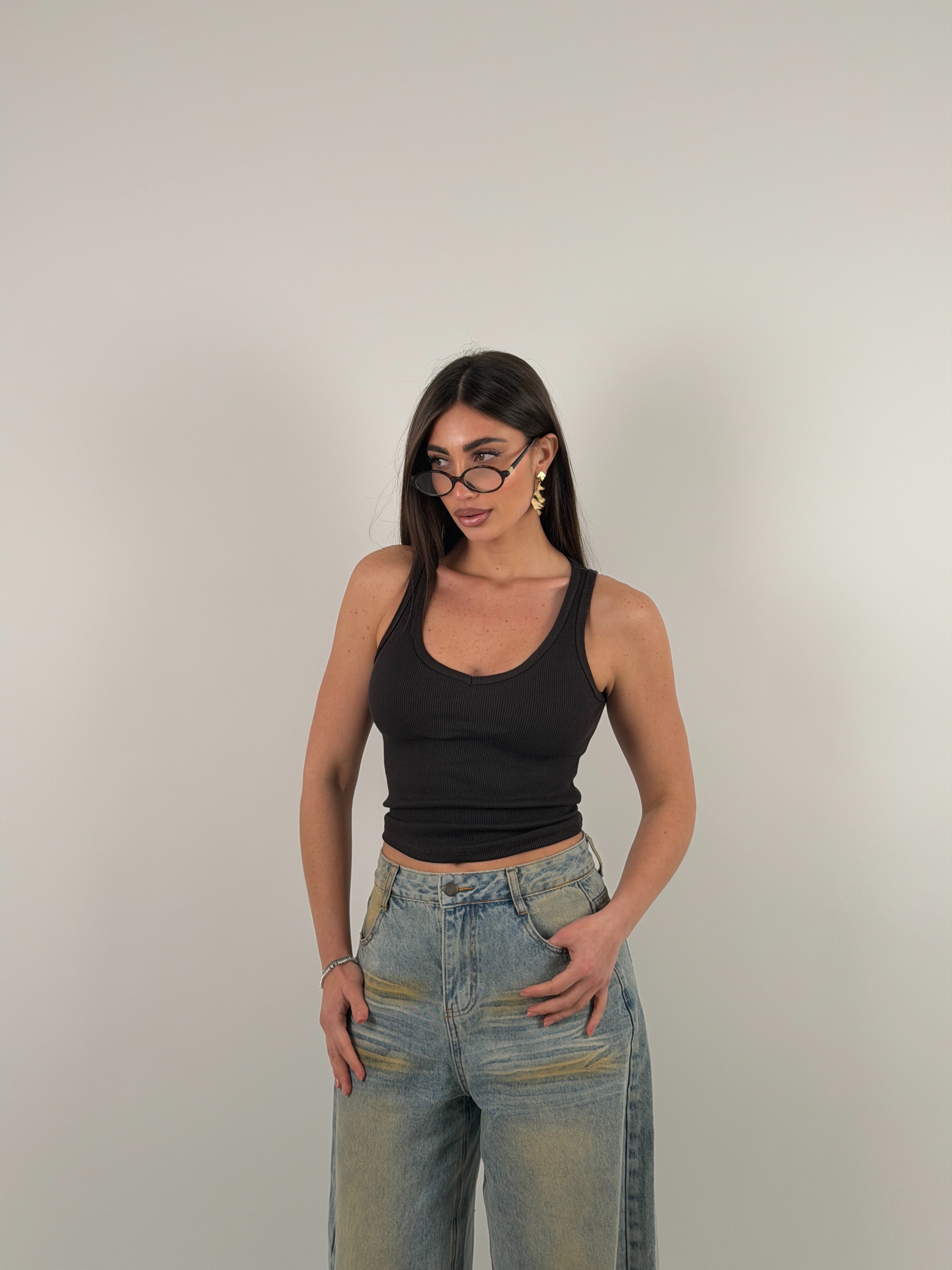 Maglia giromanica a costine con scollo a punta