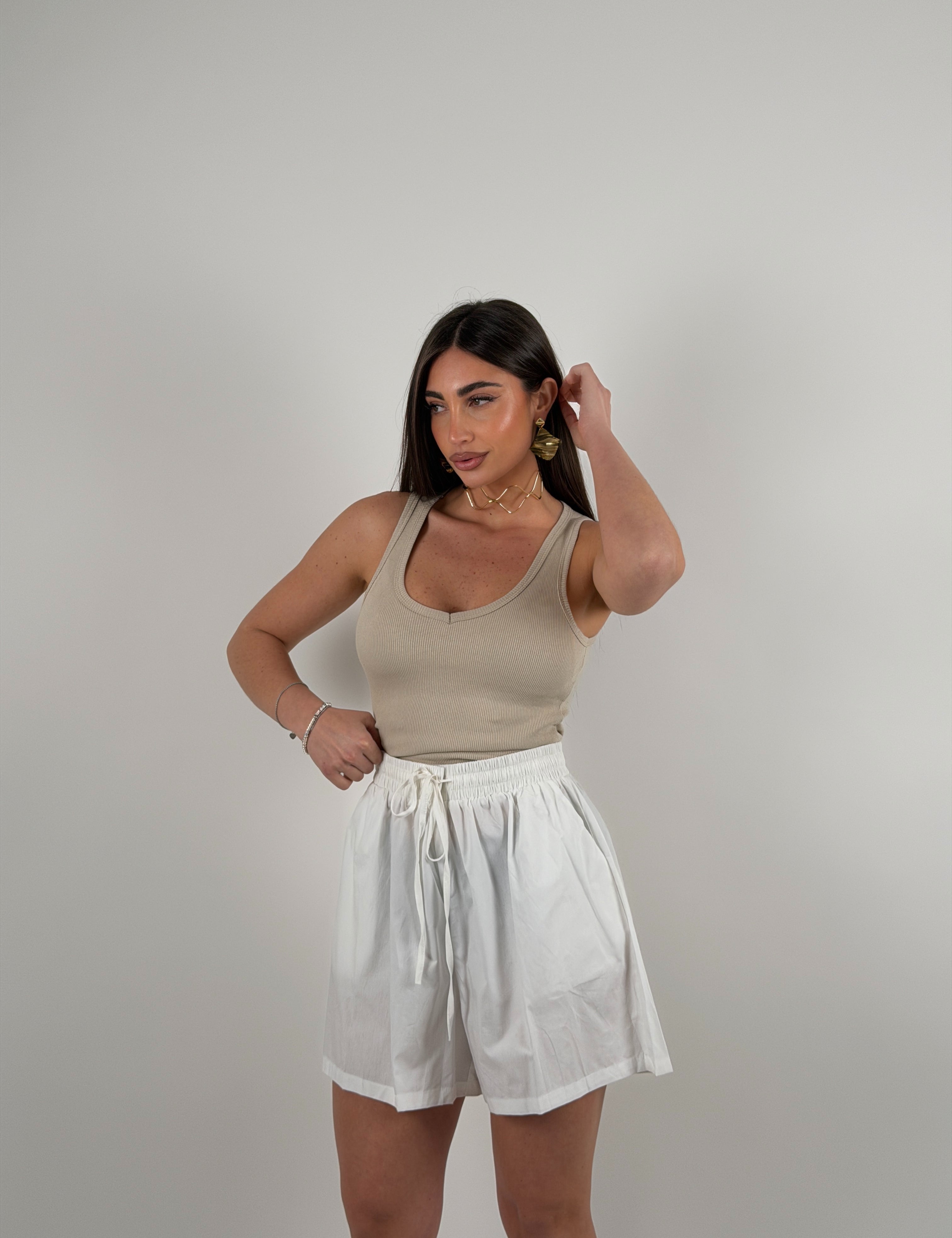 Maglia giromanica a costine con scollo a punta