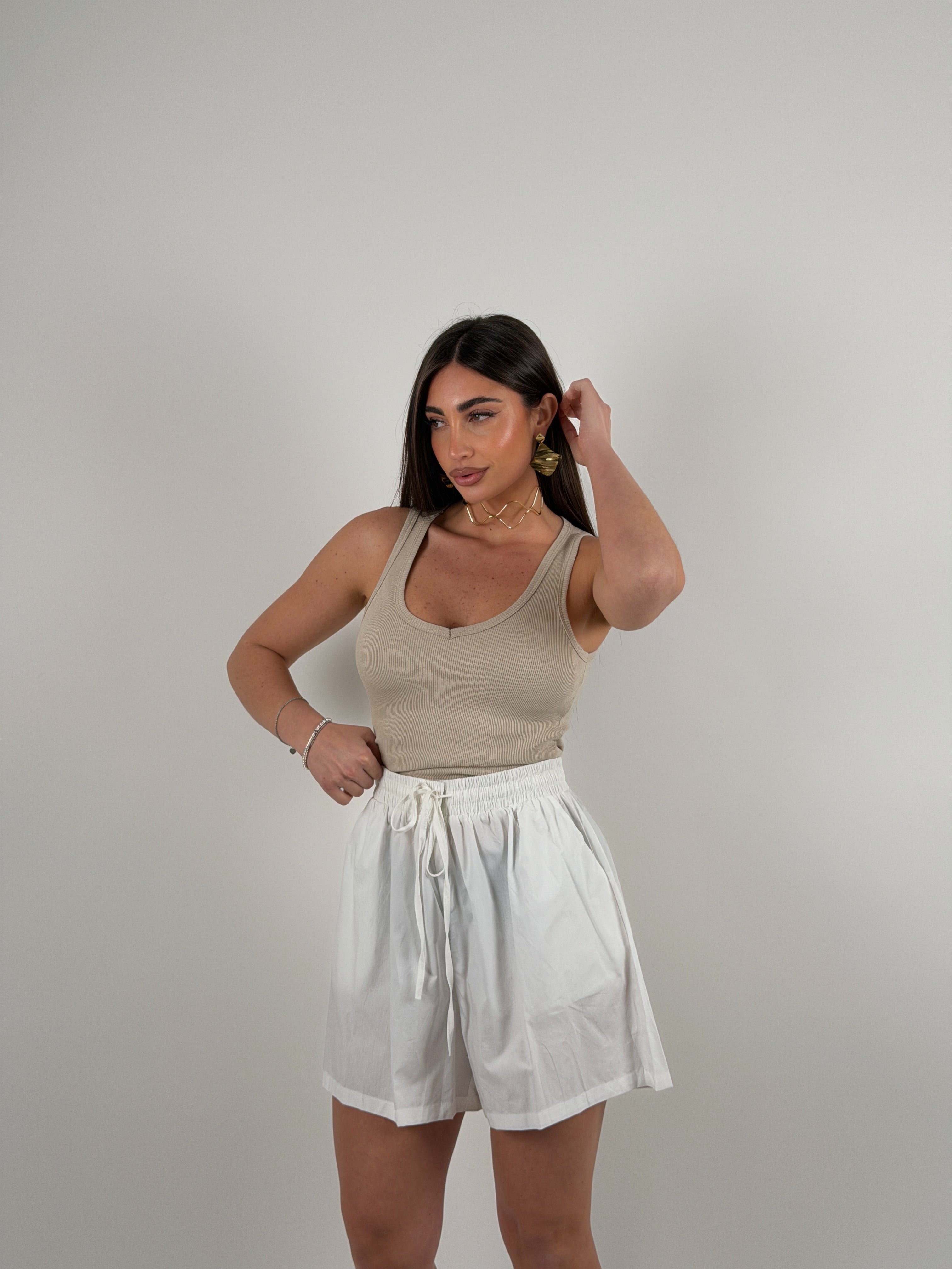 Maglia giromanica a costine con scollo a punta