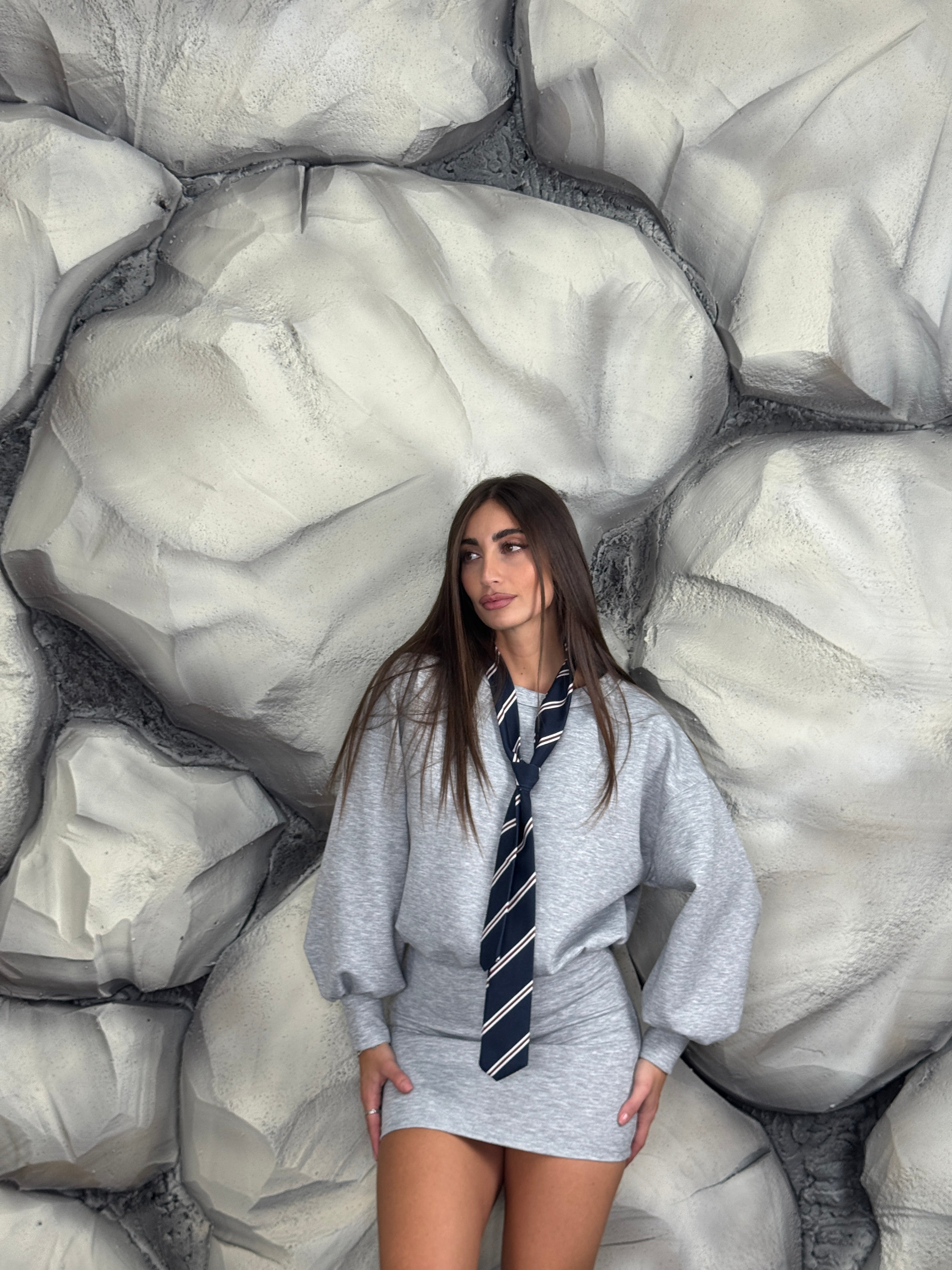 Vestito con cravatta