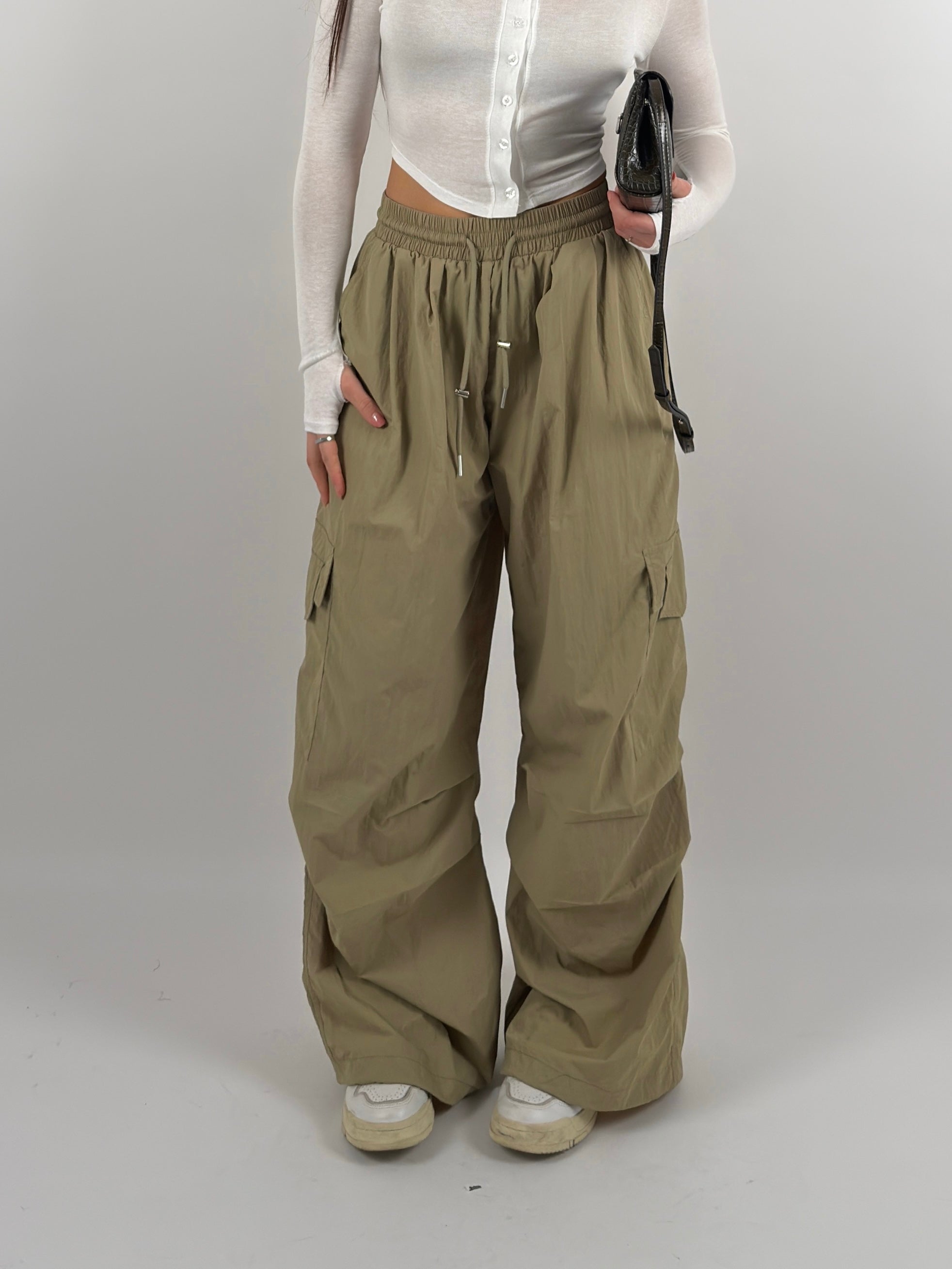 Pantalone tessuto tecnico con coulisse alla caviglia