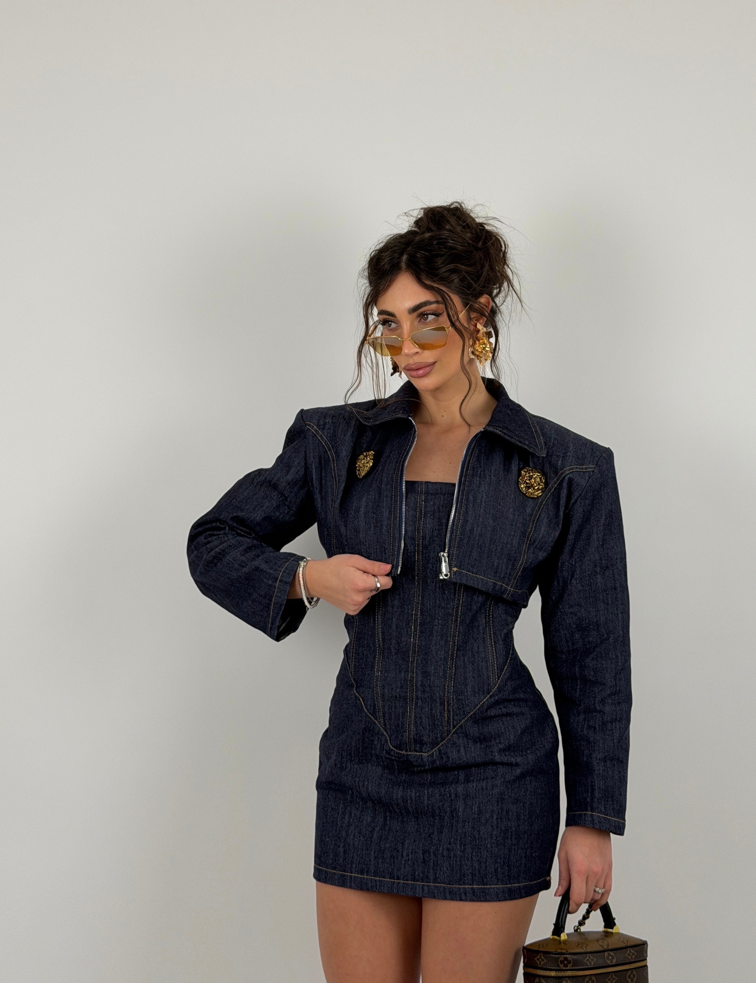 Completo denim scuro, vestito tubino e giacca crop