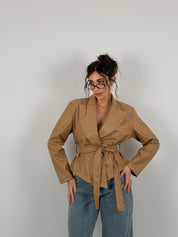 Giacca con cintura in vita