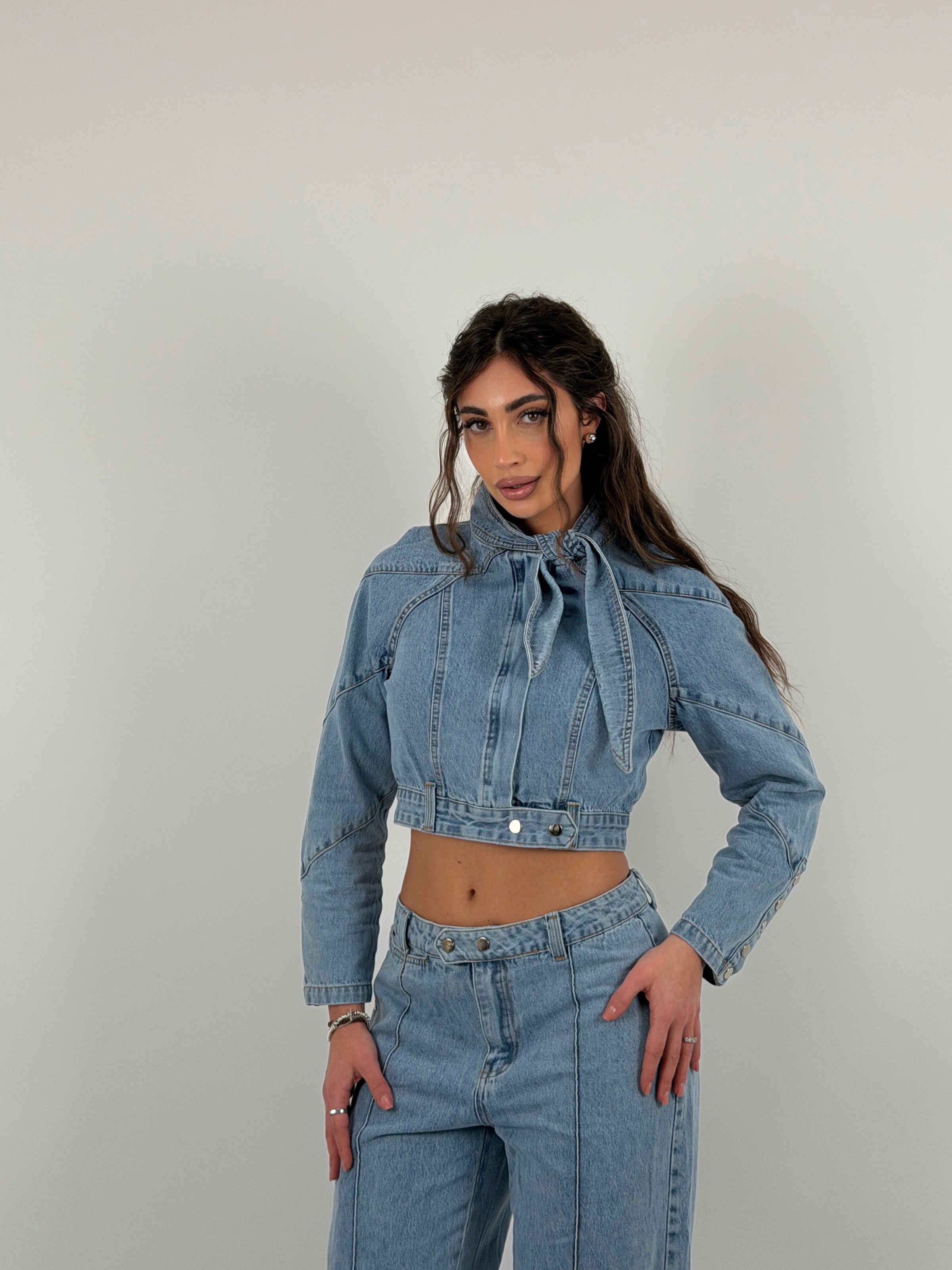 Completo denim chiaro jeans palazzo con bottoni laterali