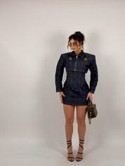 Completo denim scuro, vestito tubino e giacca crop