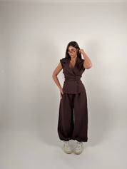 Completo con gilet e bottoni laterali, pantalone ballon con elastico alla caviglia
