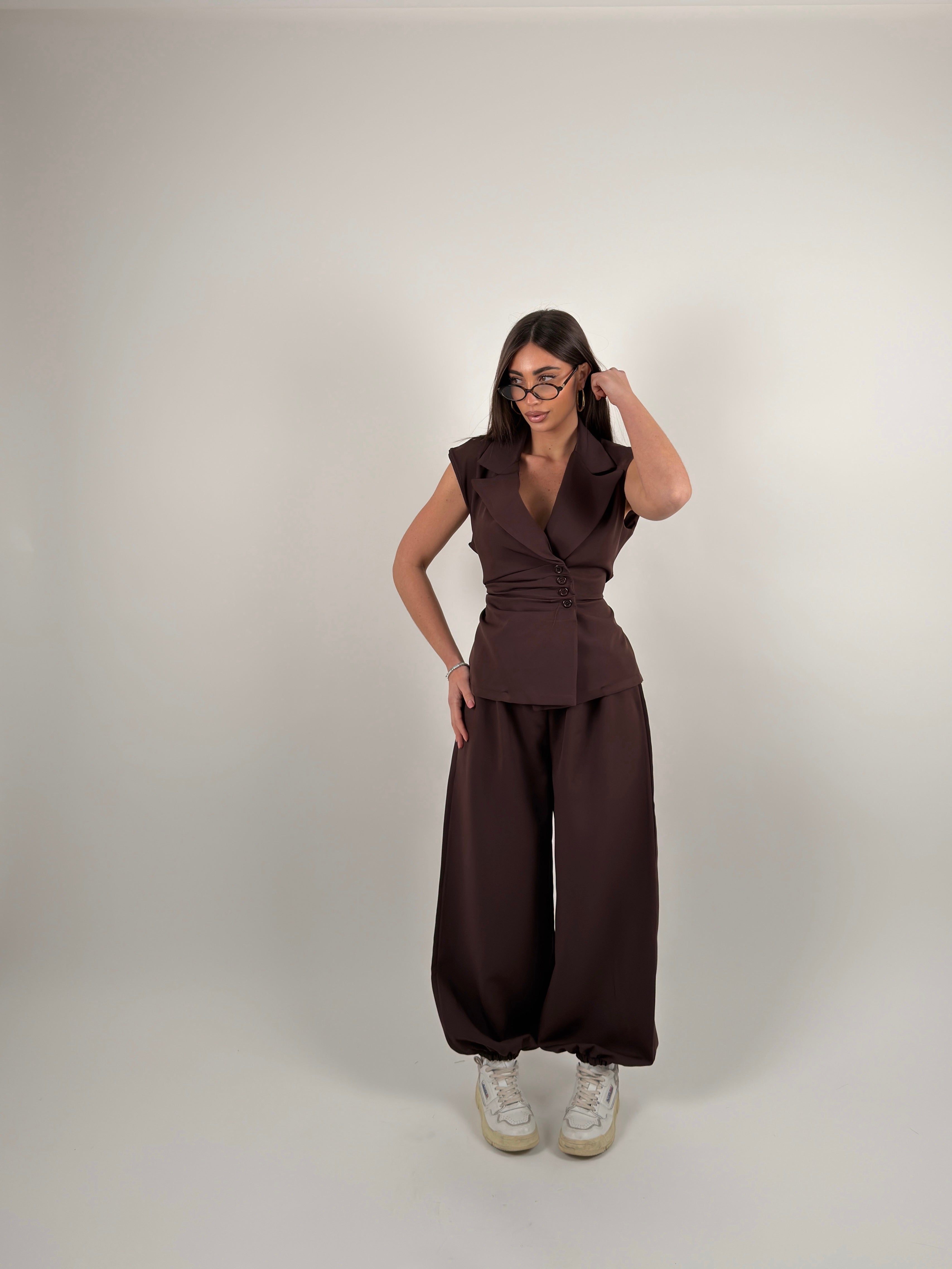 Completo con gilet e bottoni laterali, pantalone ballon con elastico alla caviglia