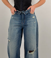 Jeans con strappi e risvolto in vita