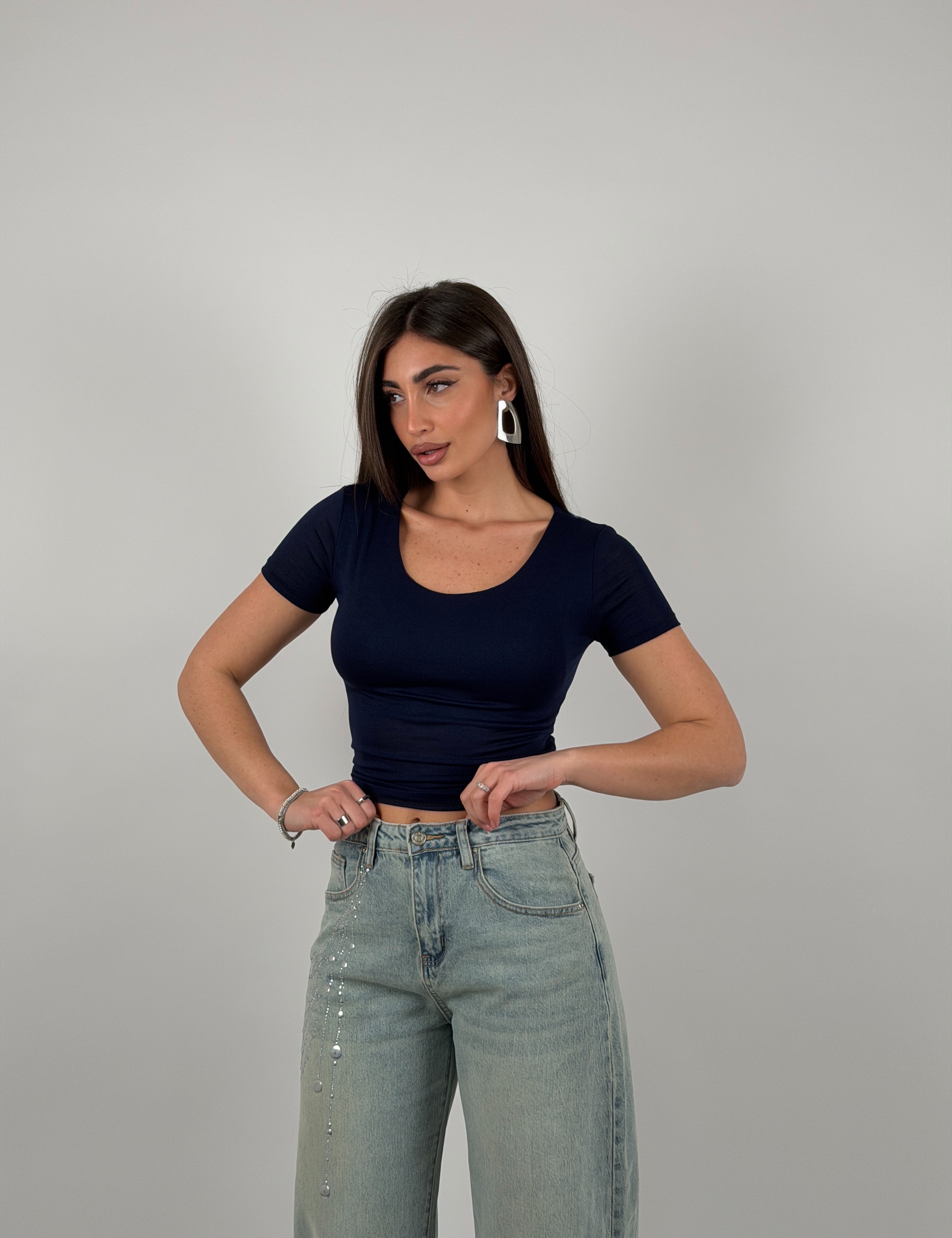 Maglia semivelata con scollo tondo e mezza manica