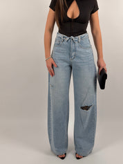 Jeans con strappi e risvolto lavaggio chiaro