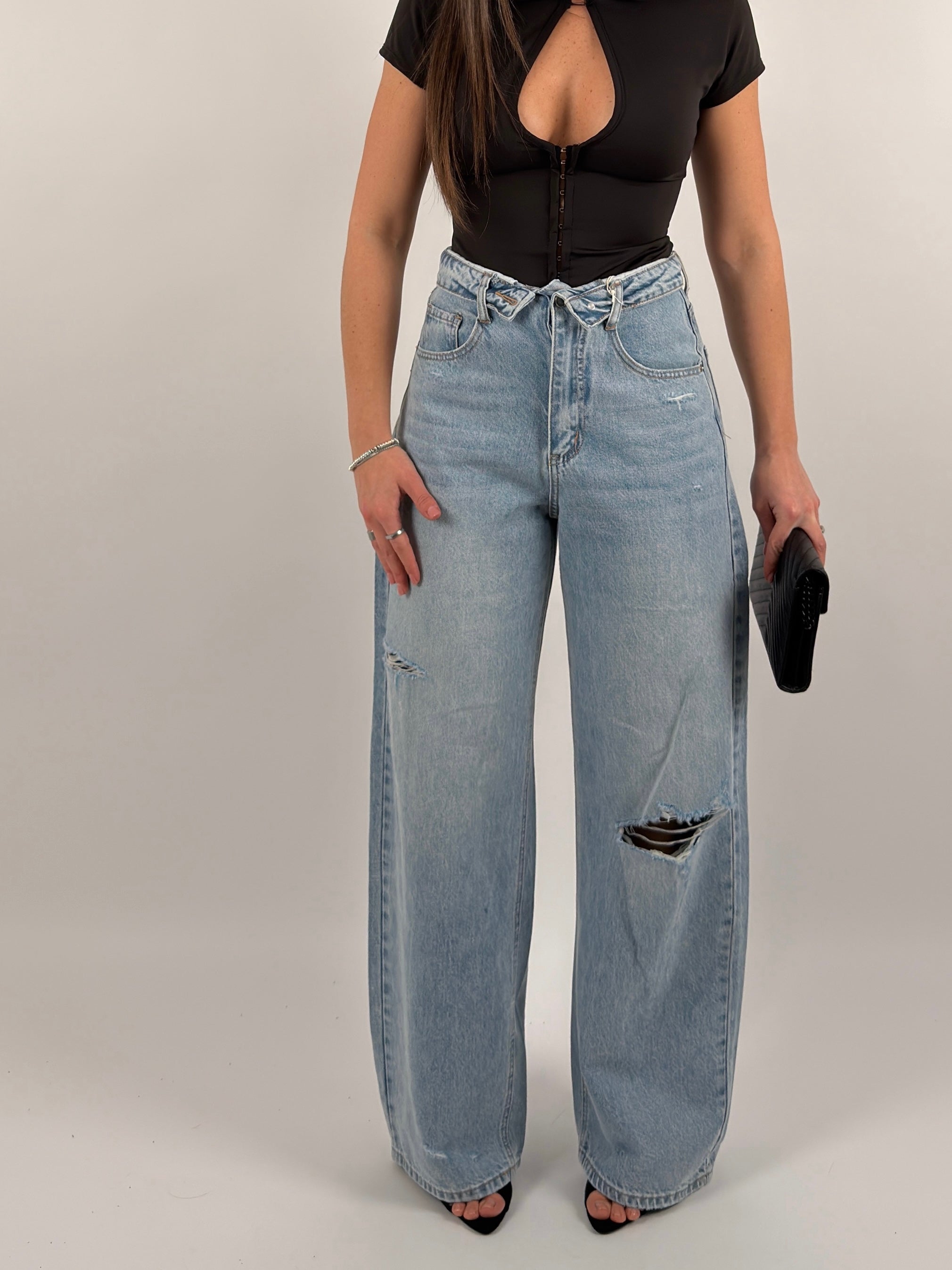 Jeans con strappi e risvolto lavaggio chiaro