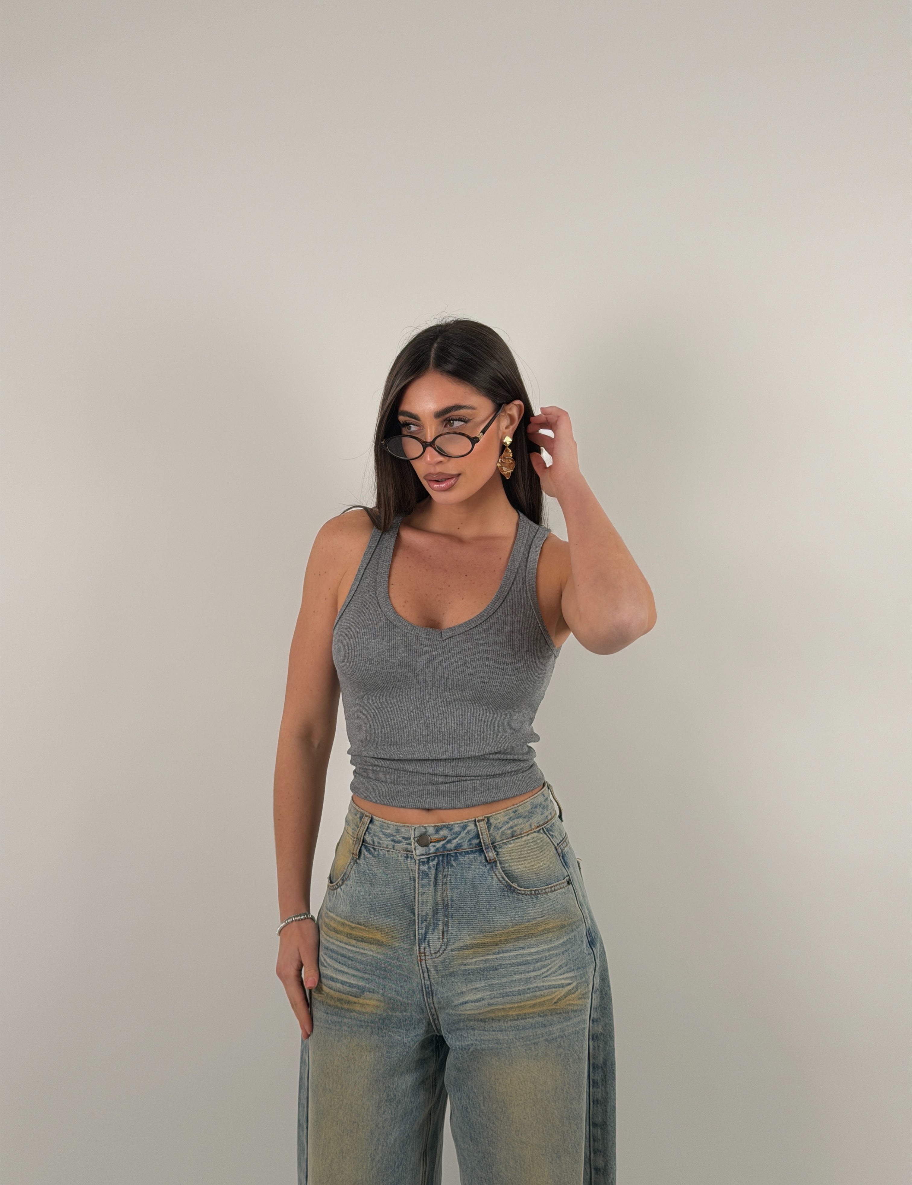 Maglia giromanica a costine con scollo a punta