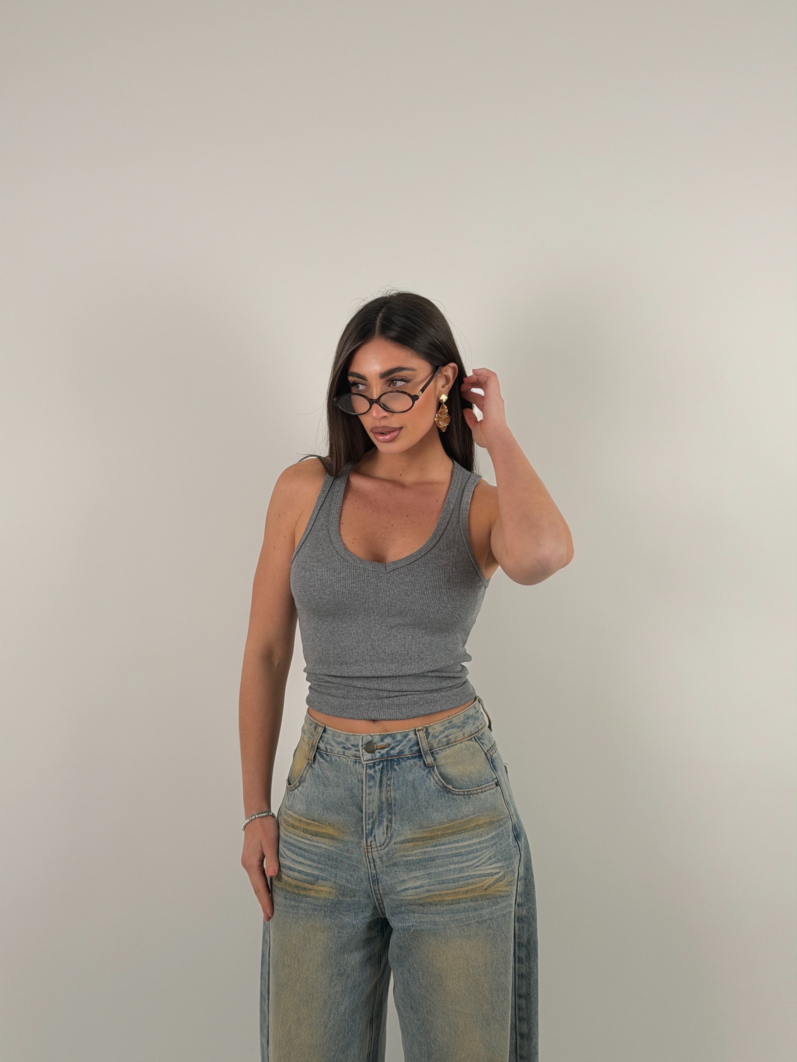 Maglia giromanica a costine con scollo a punta