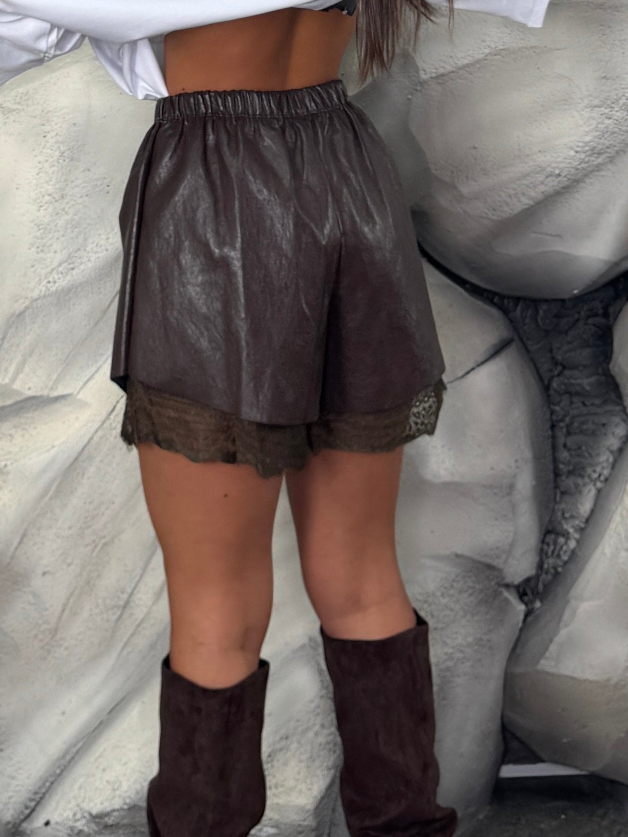 Short ecopelle e merletto