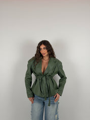 Giacca con spallina strutturata e cintura in vita