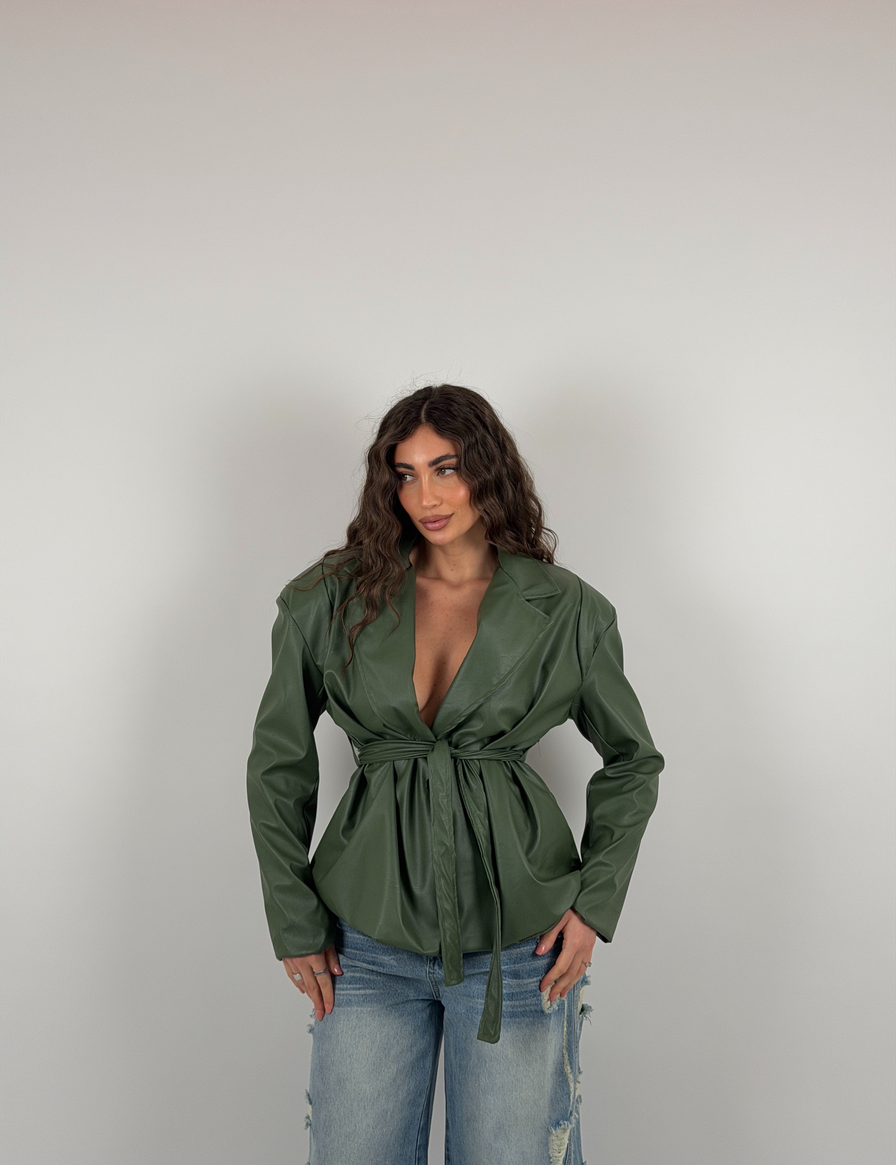 Giacca con spallina strutturata e cintura in vita