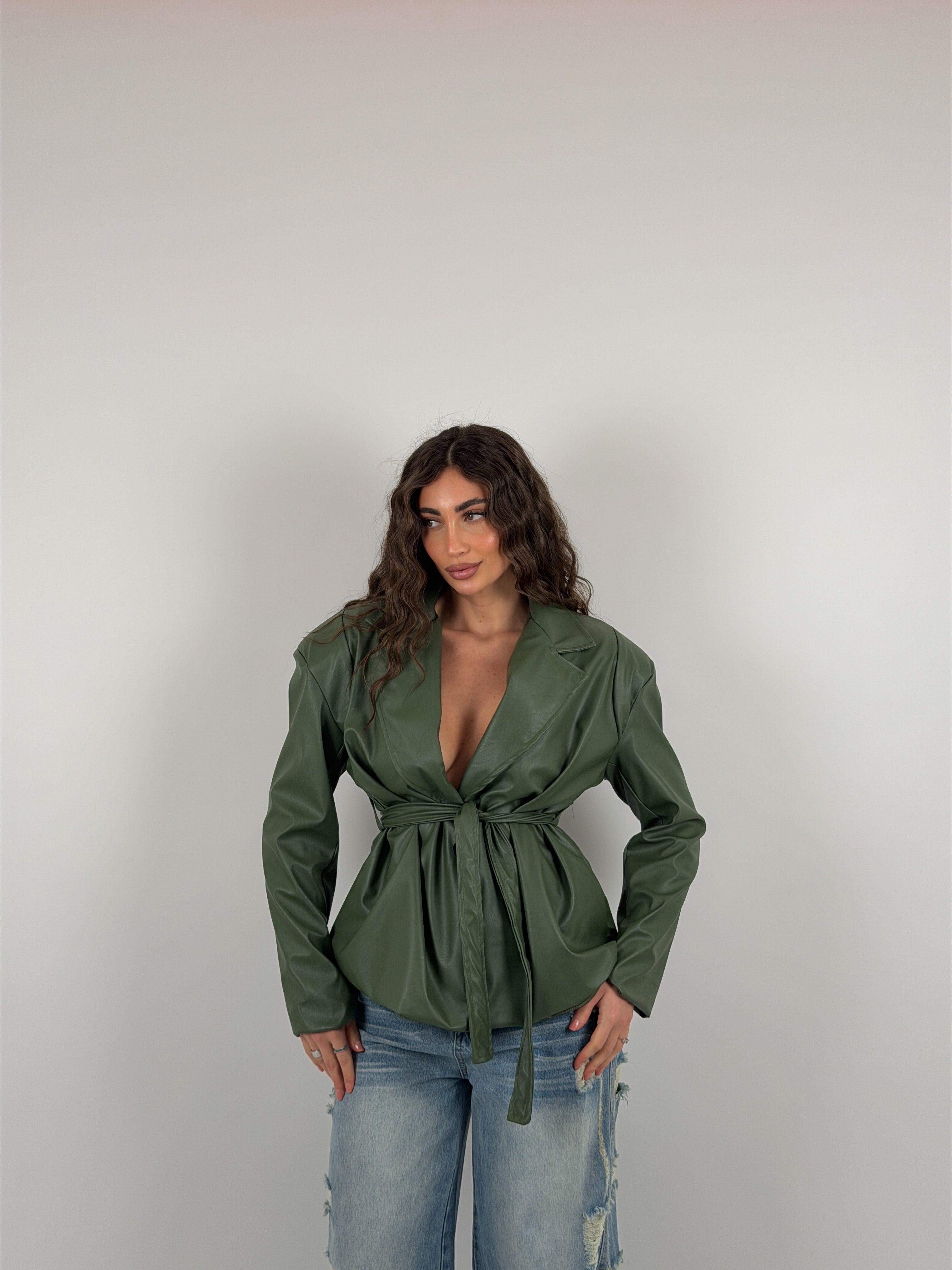 Giacca con spallina strutturata e cintura in vita