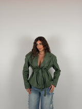 Giacca con spallina strutturata e cintura in vita