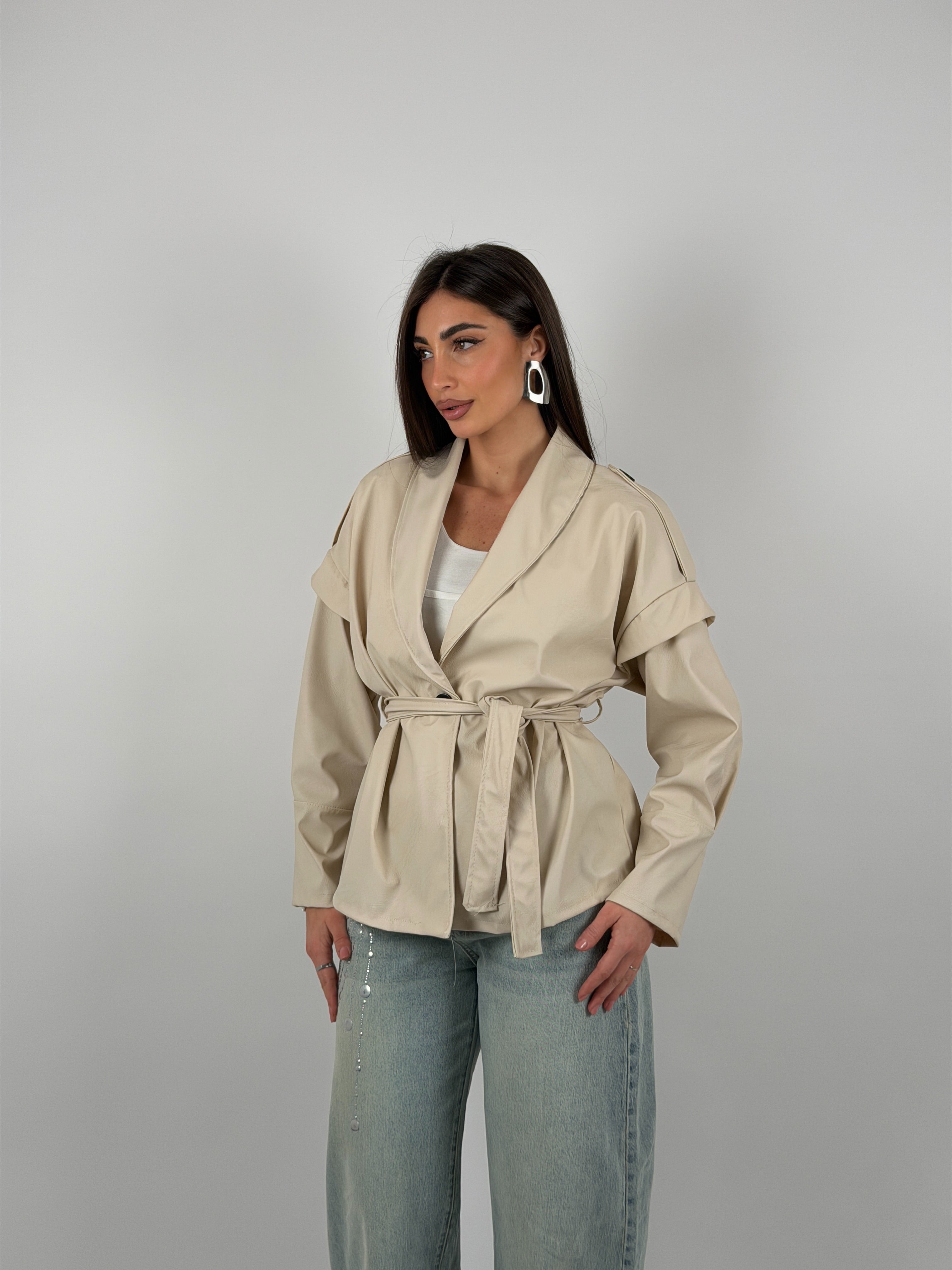 Giacca trench in ecopelle con cintura in vita