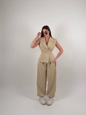 Completo con gilet e bottoni laterali, pantalone ballon con elastico alla caviglia