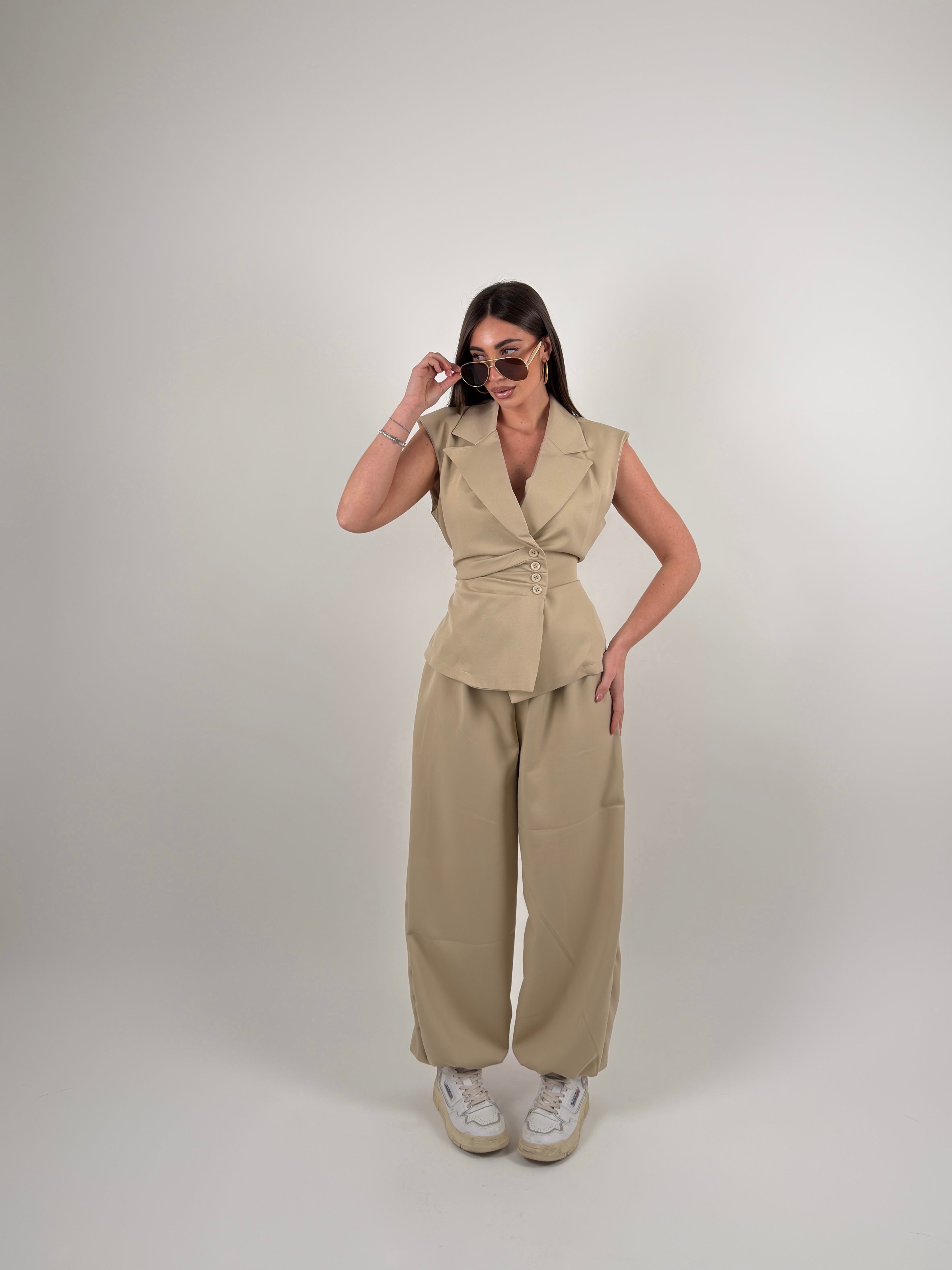 Completo con gilet e bottoni laterali, pantalone ballon con elastico alla caviglia