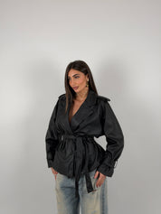 Giacca foderata modello trench in ecopelle con cintura in vita