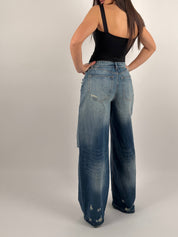 Jeans con strappi e risvolto in vita