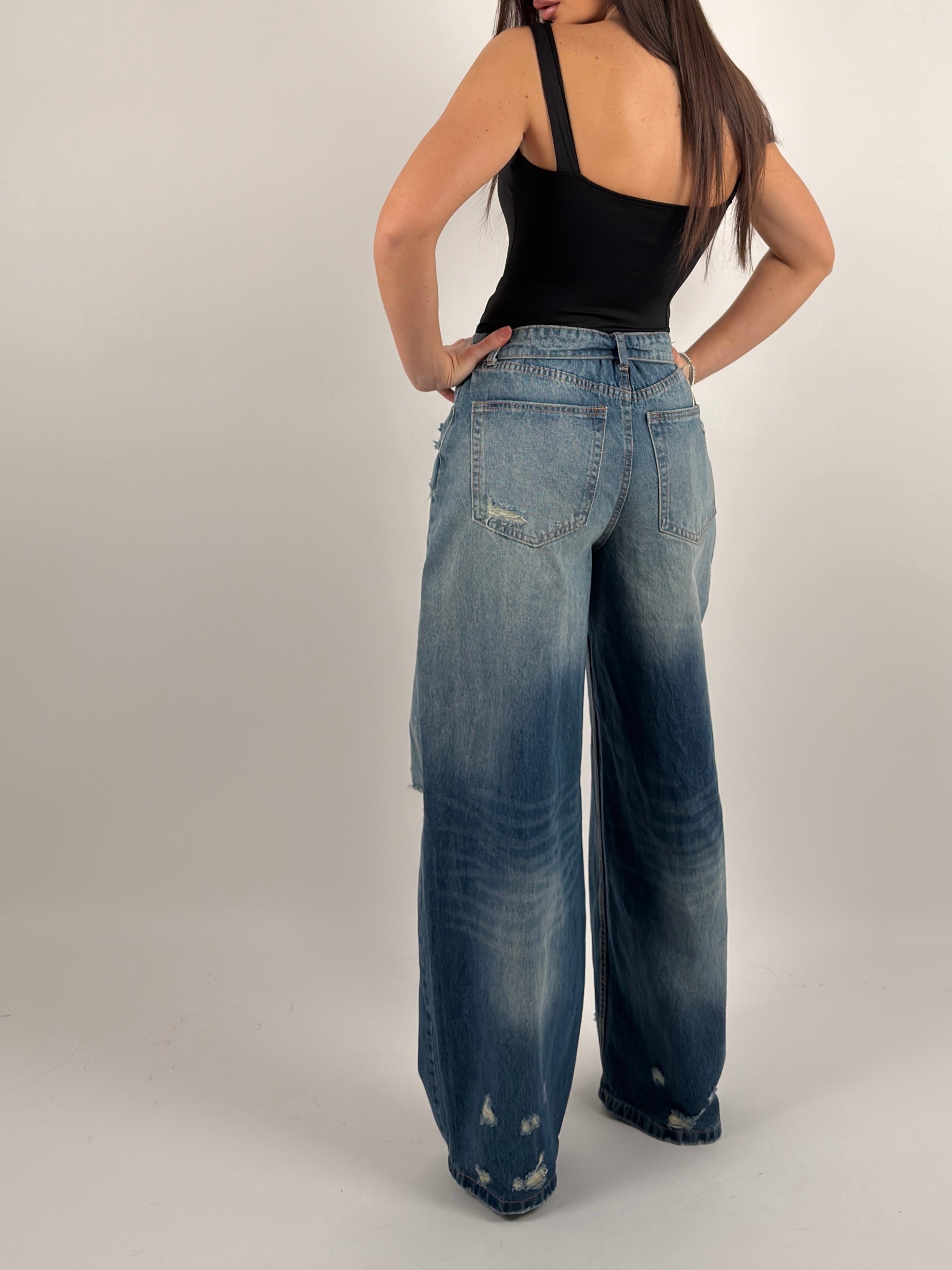 Jeans con strappi e risvolto in vita