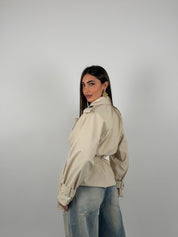 Giacca foderata modello trench in ecopelle con cintura in vita