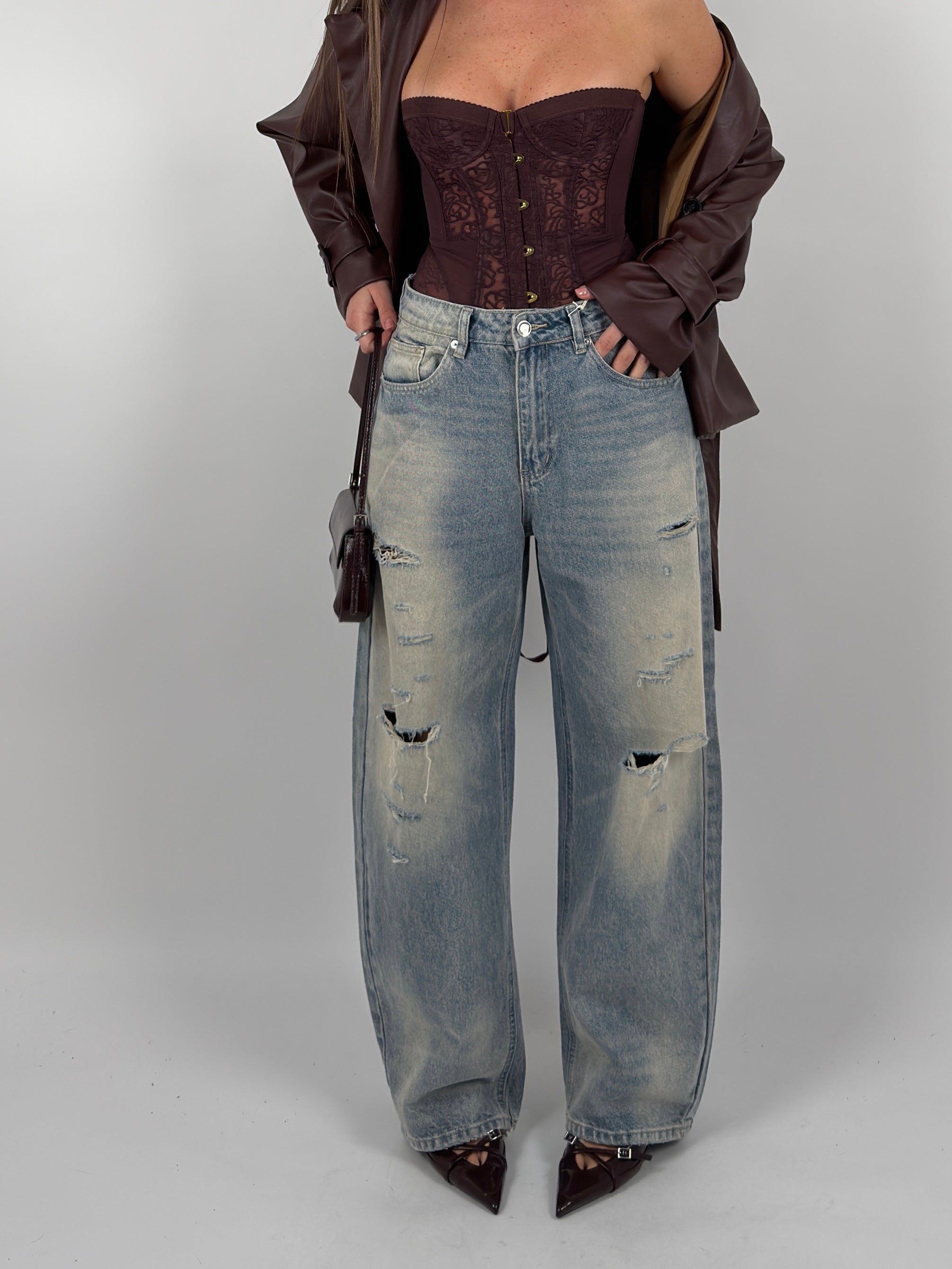 Jeans lavaggio sabbiato con strappi sul davanti