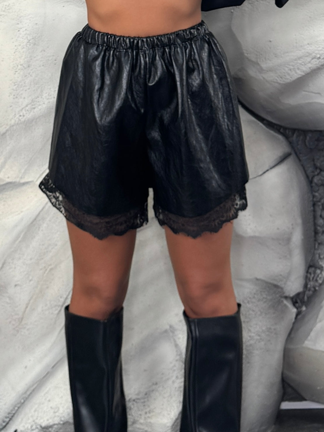 Short ecopelle e merletto