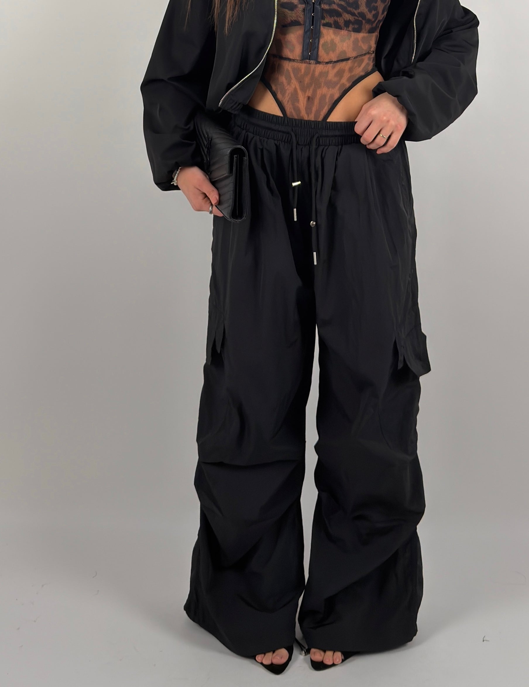 Pantalone tessuto tecnico con coulisse alla caviglia