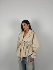 Giacca foderata modello trench in ecopelle con cintura in vita