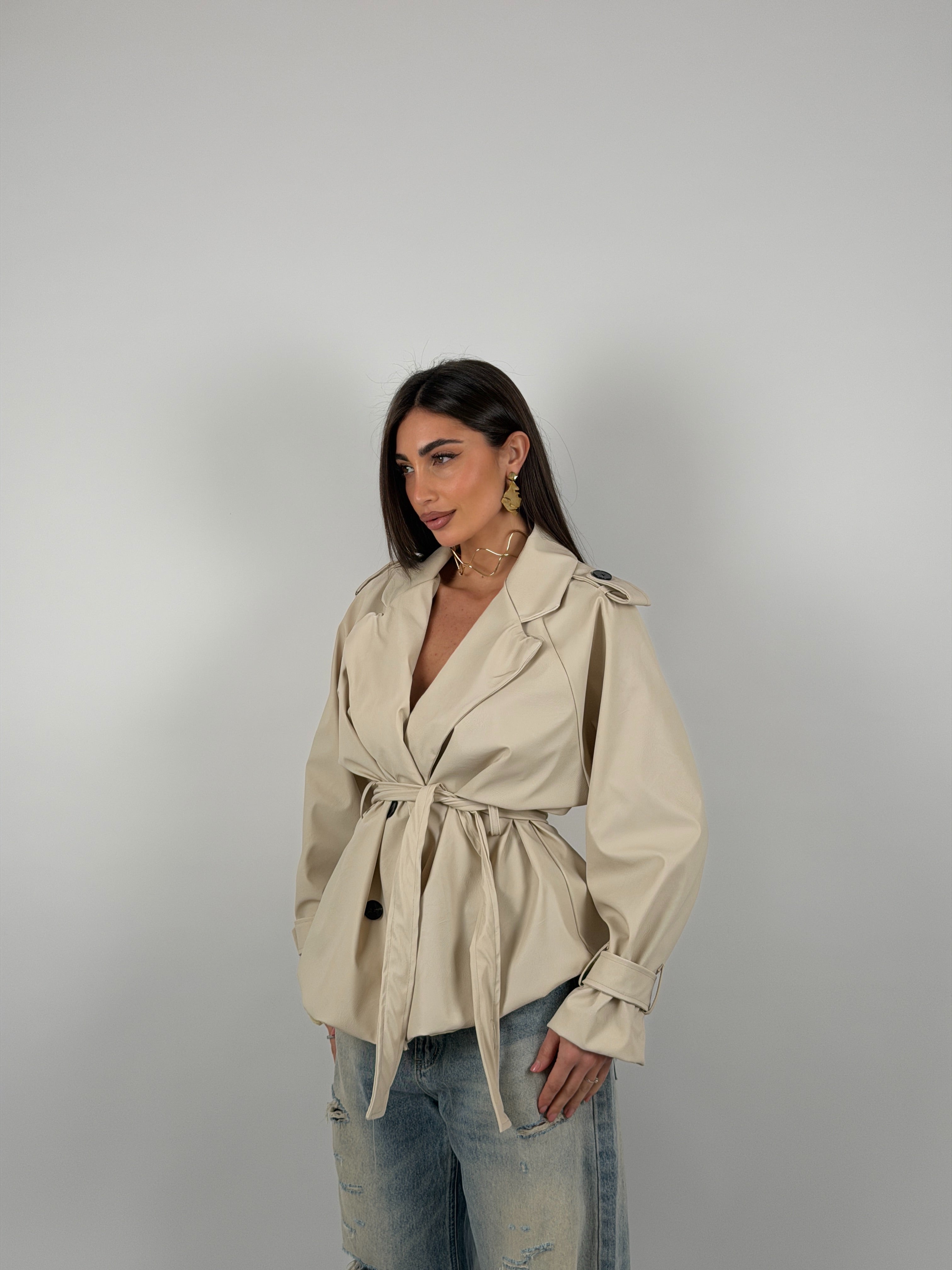 Giacca foderata modello trench in ecopelle con cintura in vita