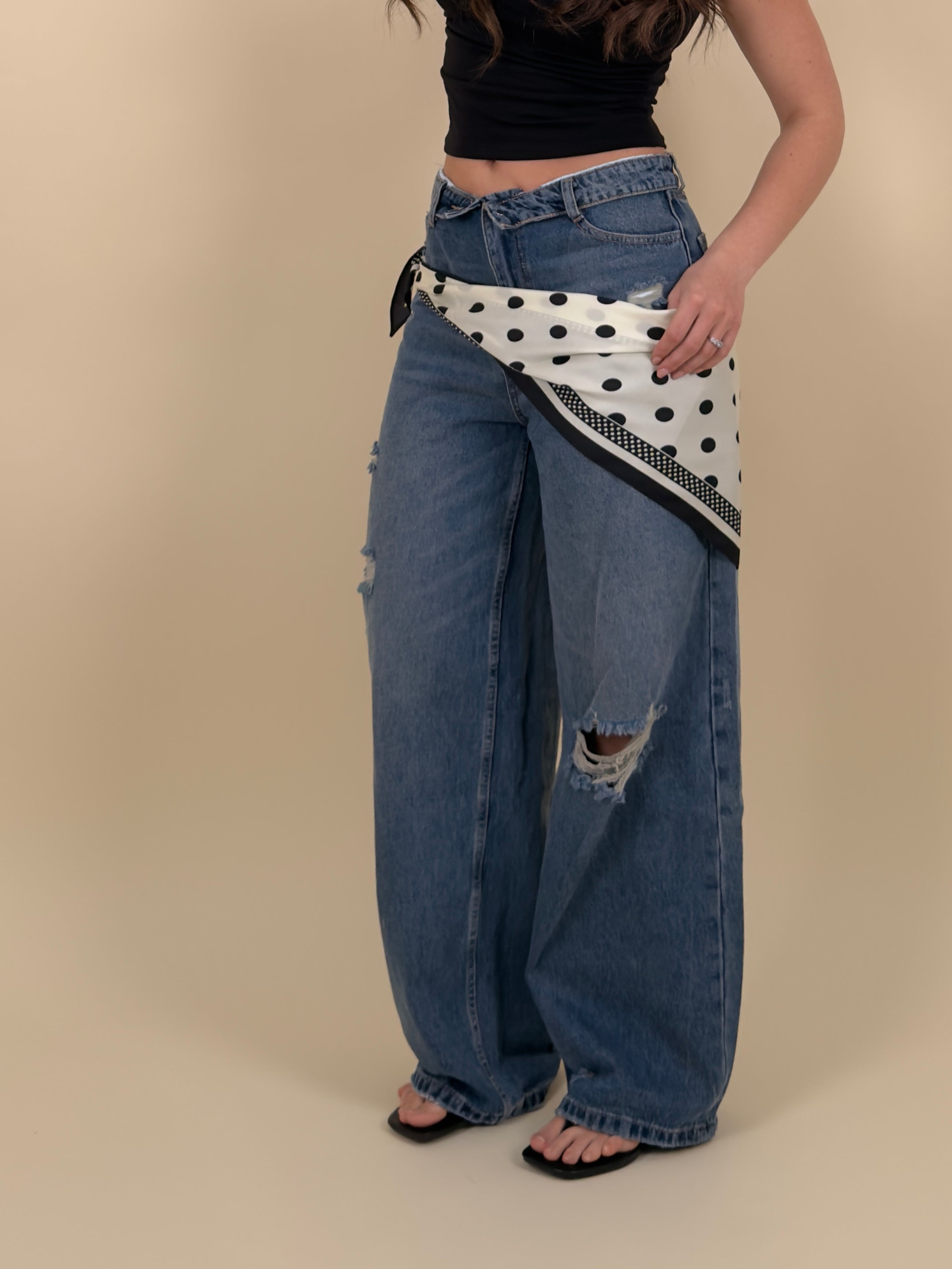 Jeans con strappi e risvolto in vita