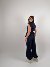 Completo con gilet e bottoni laterali, pantalone ballon con elastico alla caviglia