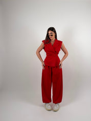 Completo con gilet e bottoni laterali, pantalone ballon con elastico alla caviglia