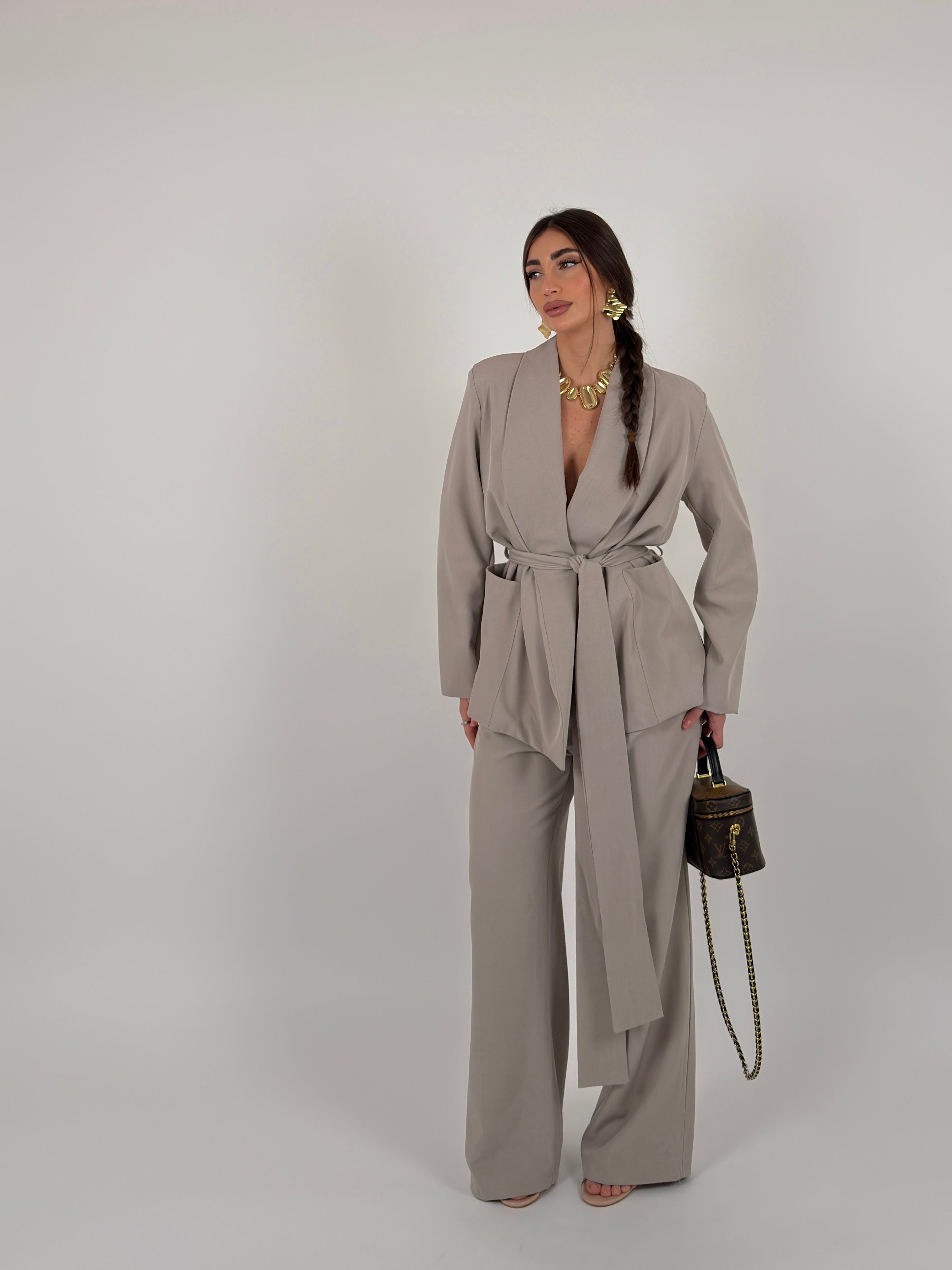 Completo con cintura in vita