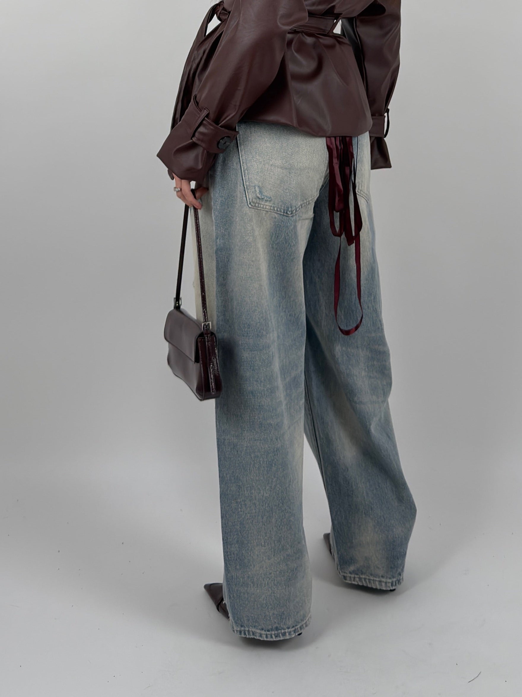 Jeans lavaggio sabbiato con strappi sul davanti