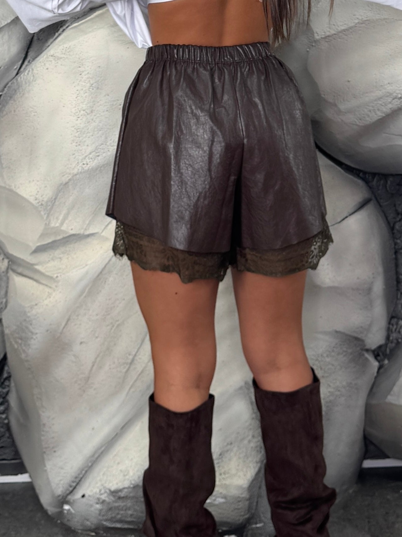Short ecopelle e merletto