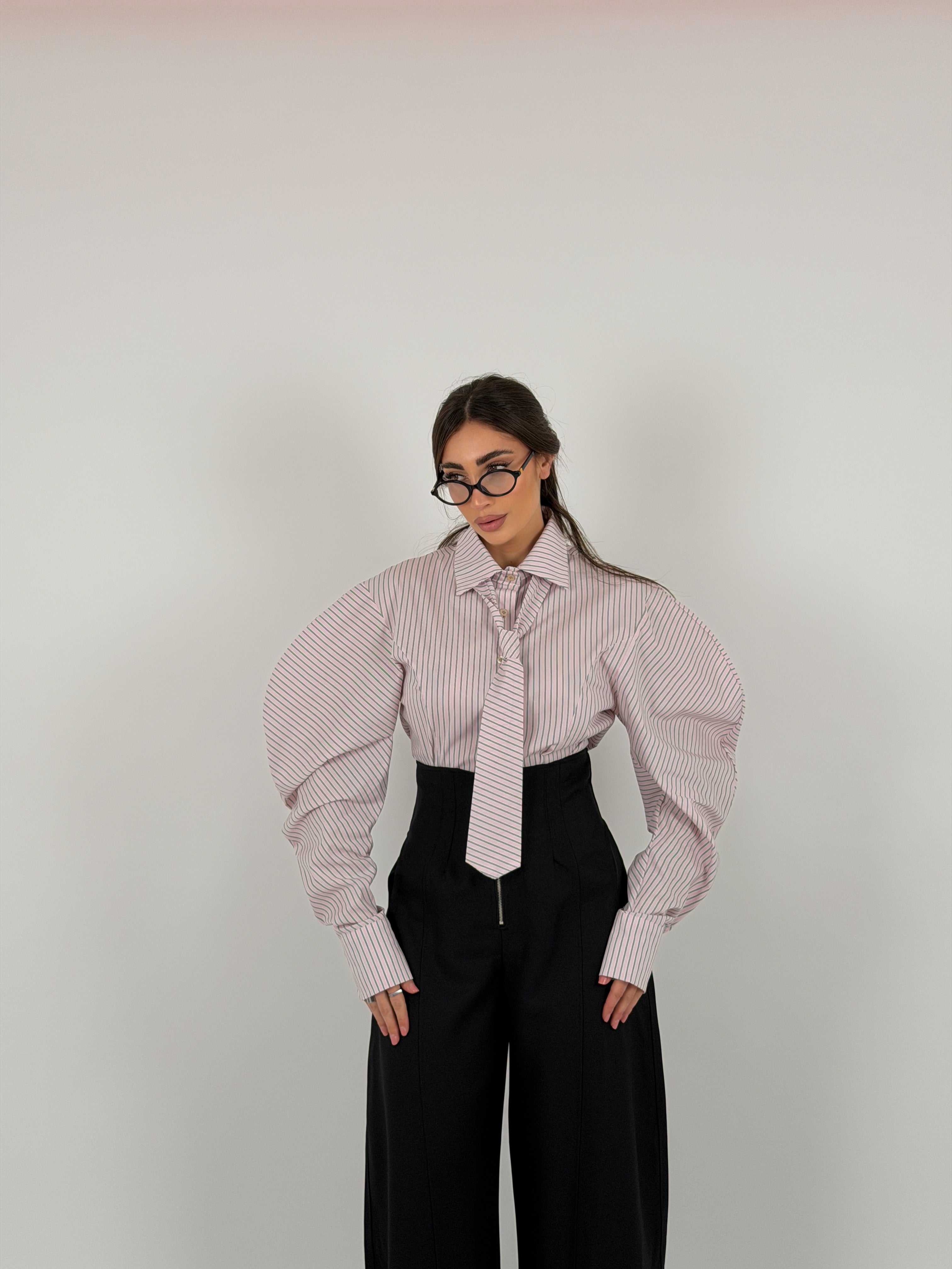 Camicia a righe con cravatta