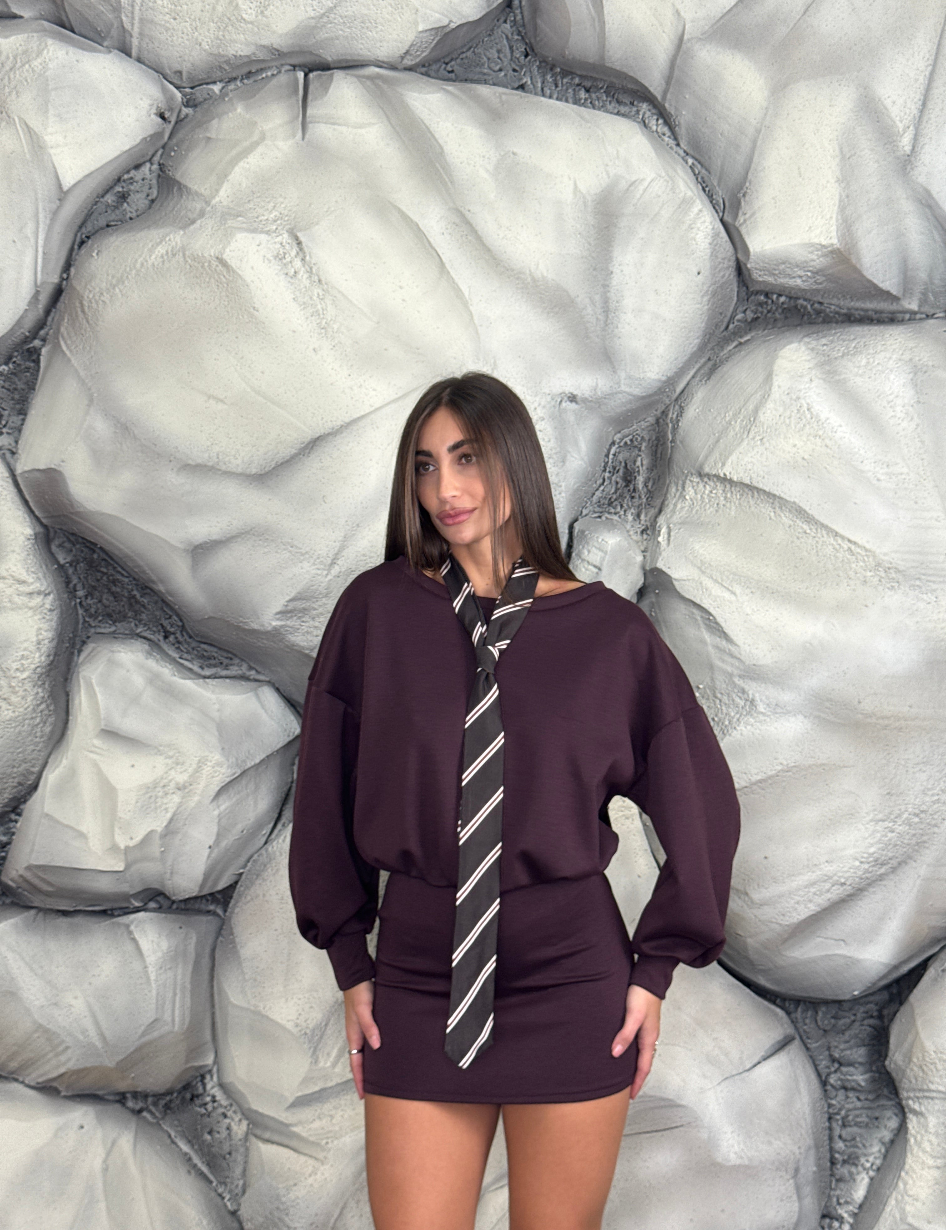 Vestito con cravatta