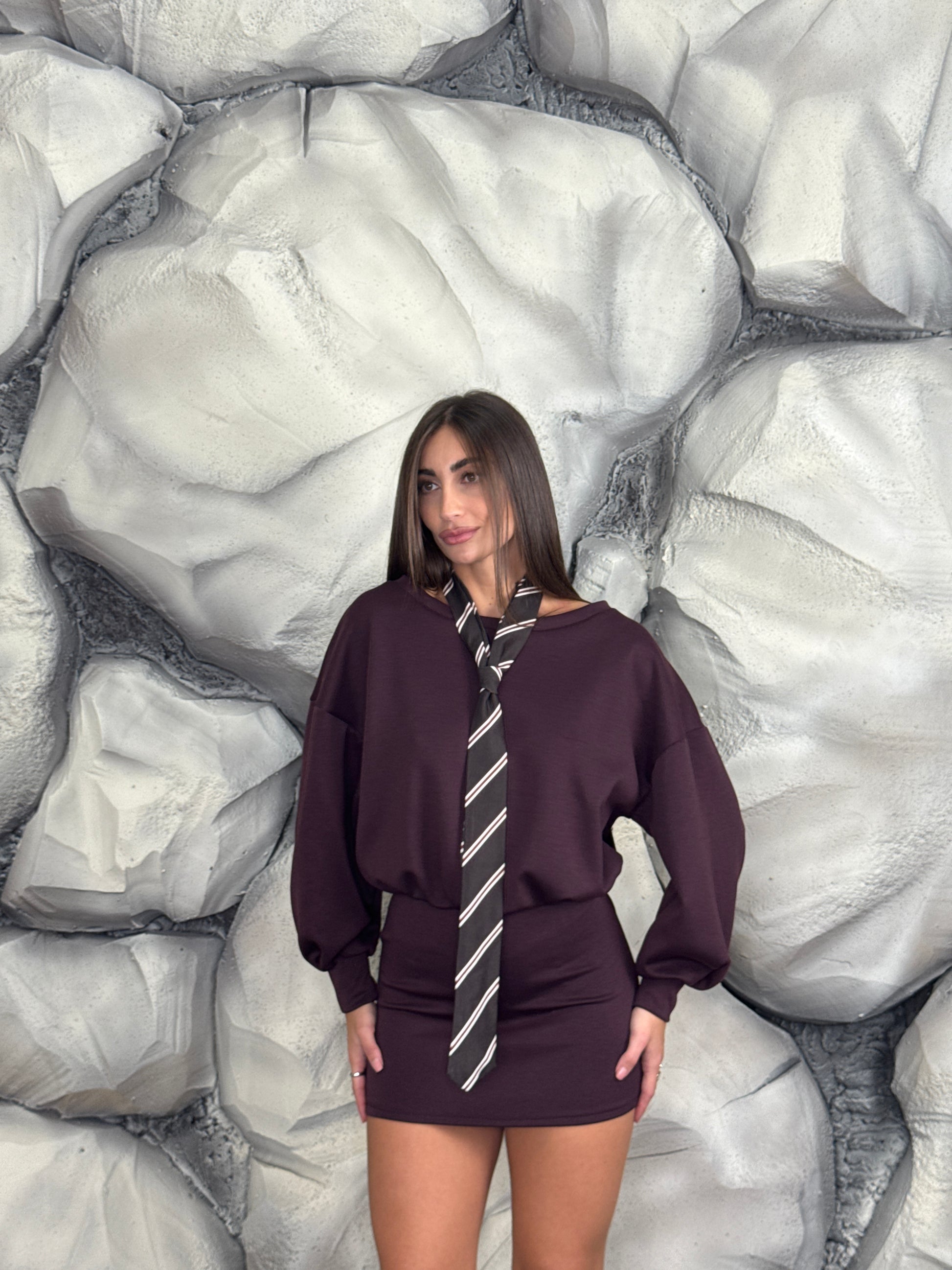 Vestito con cravatta